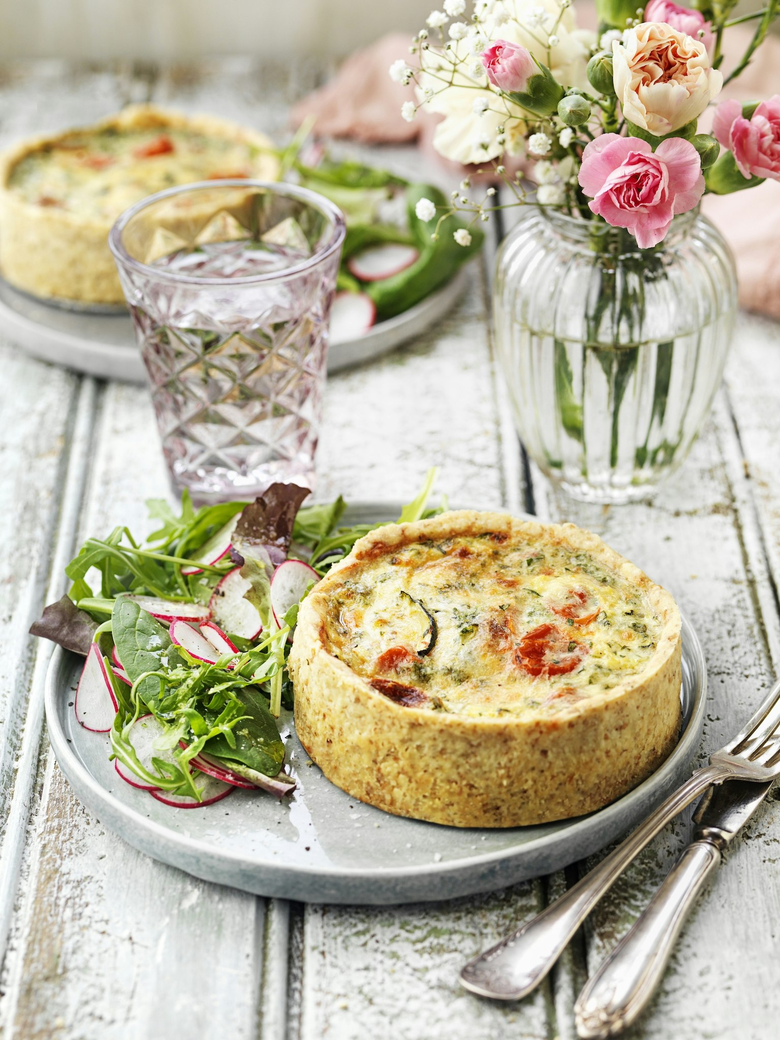 Paj med parmesan, tomat och zucchini