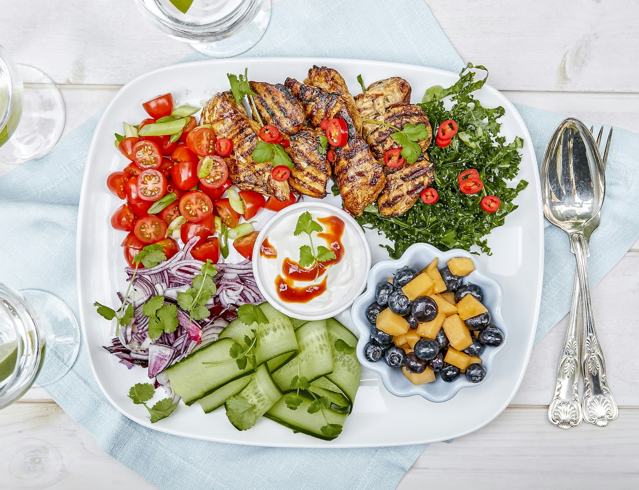 Palettsallad med kyckling och chilisås
