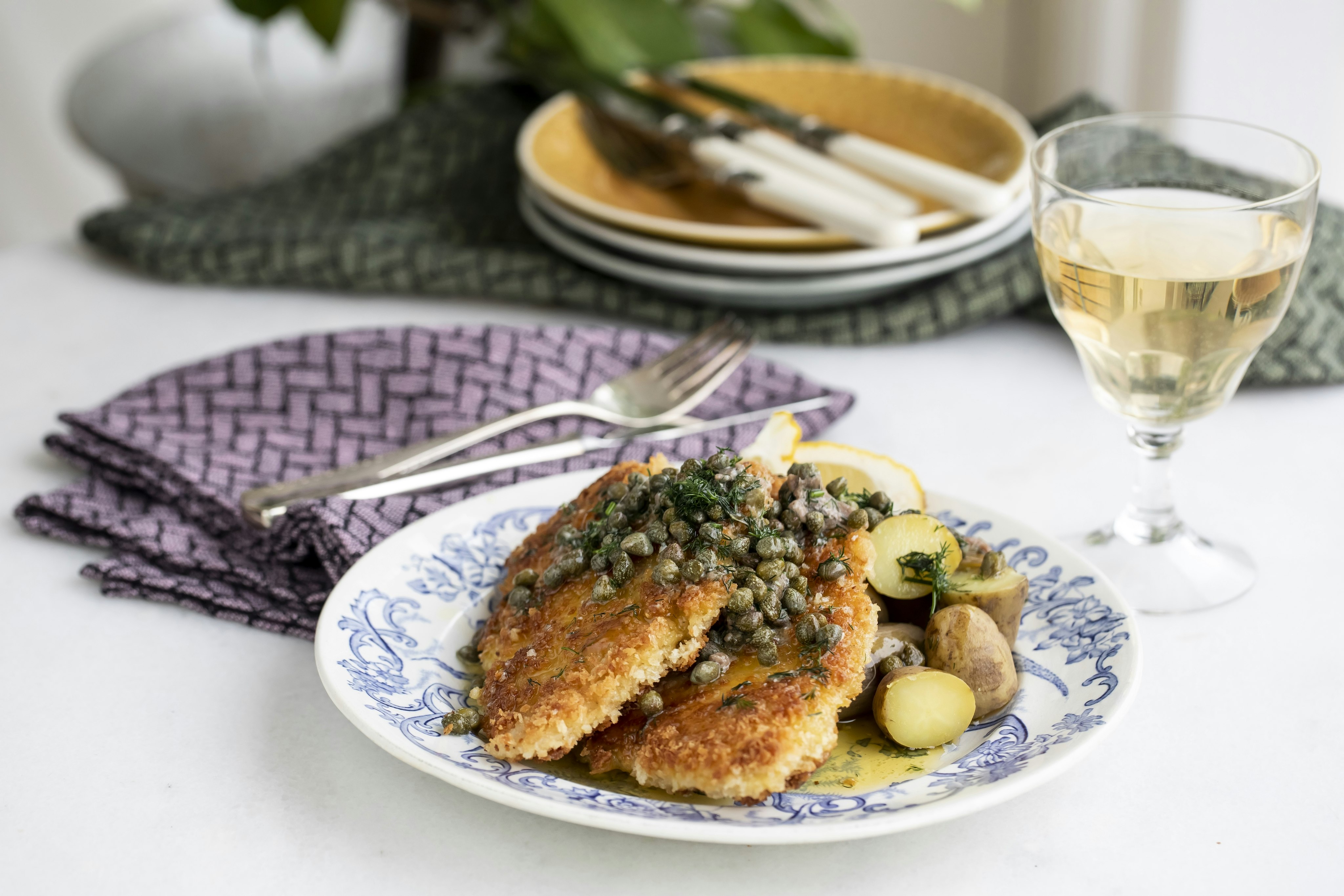 Panerad spätta med kapris- och sardellsmör