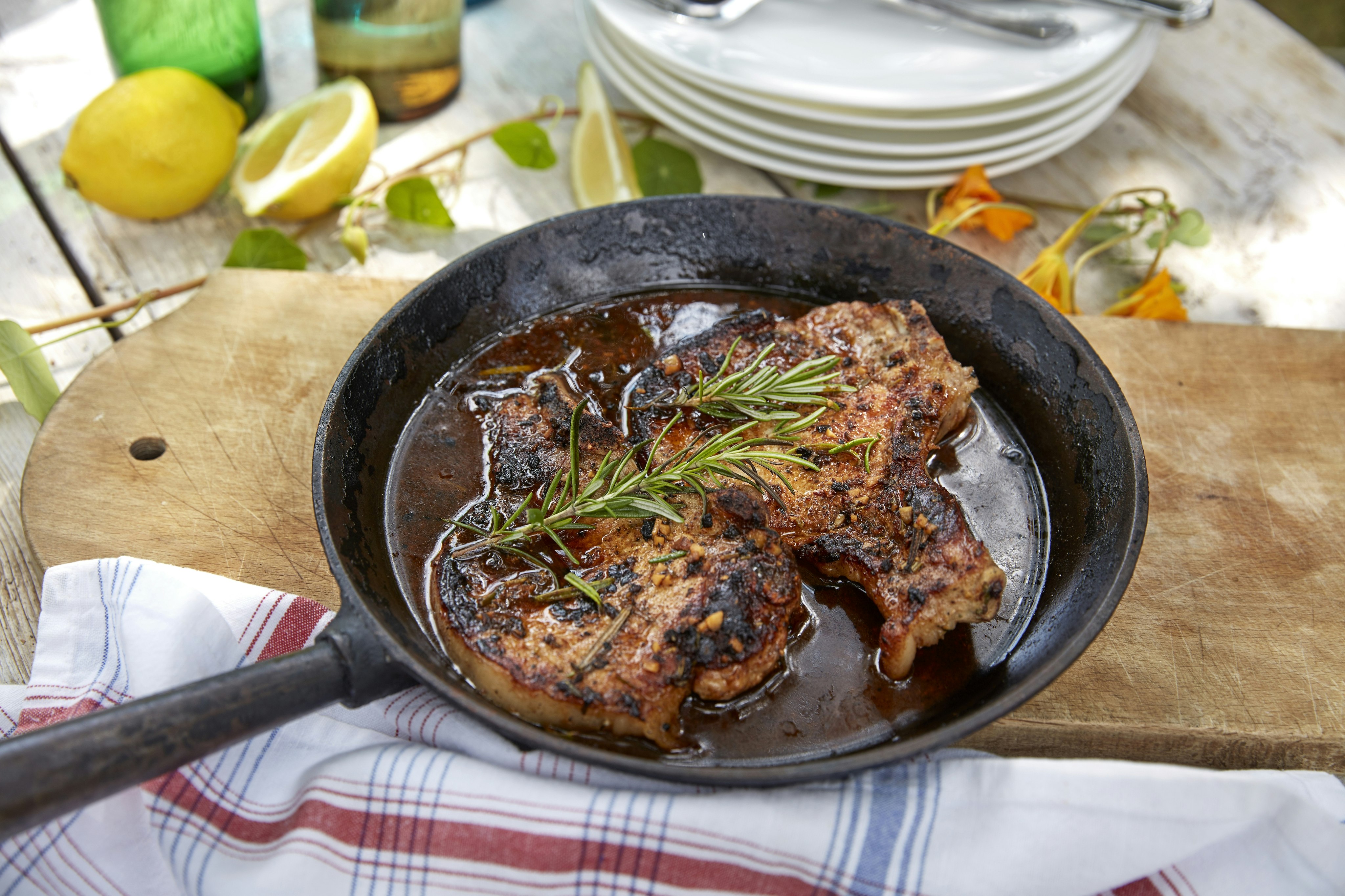 Panerade kotletter med rostad färskpotatis