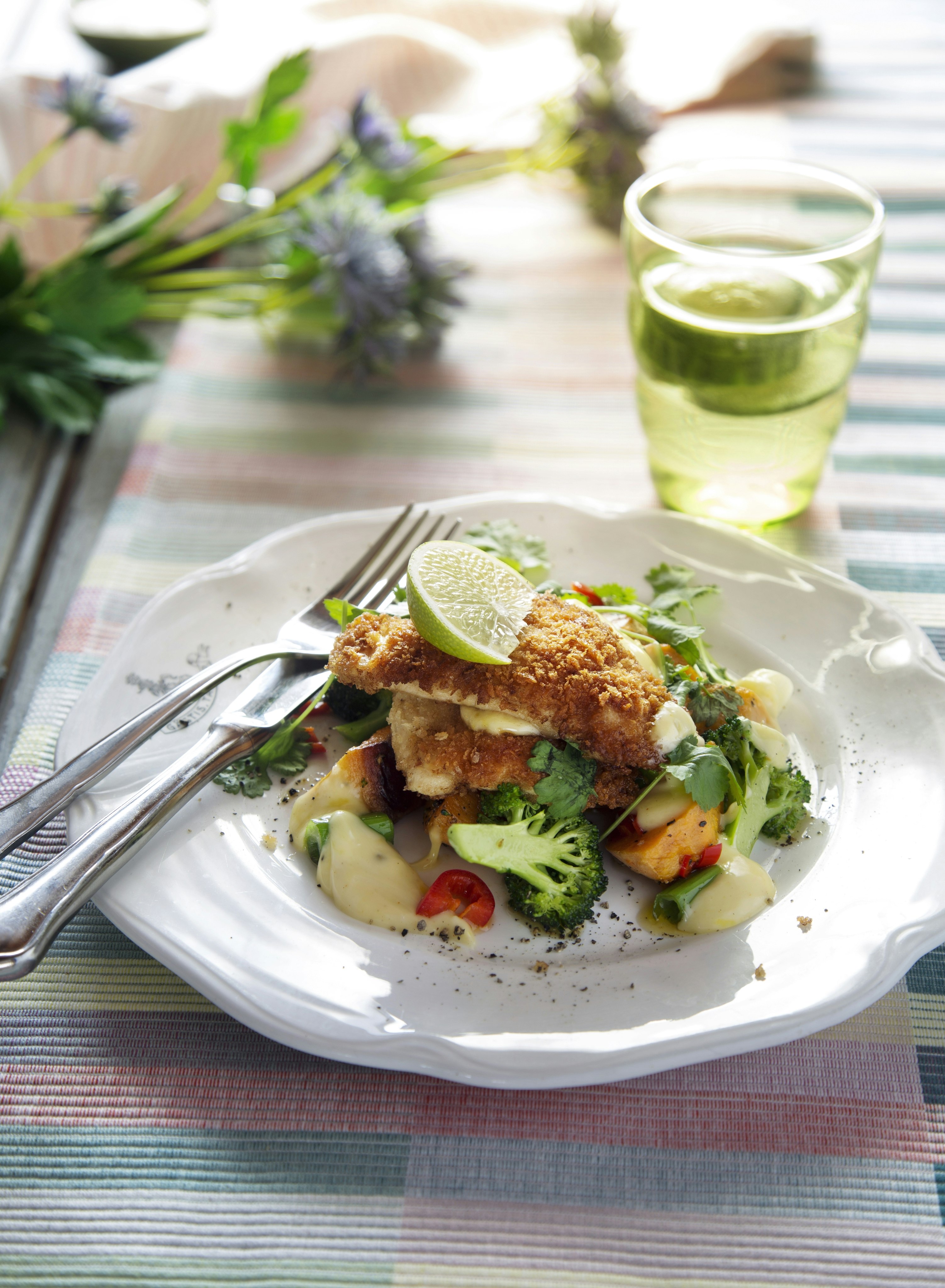 Panerade kycklingfiléer med sötpotatis och aioli