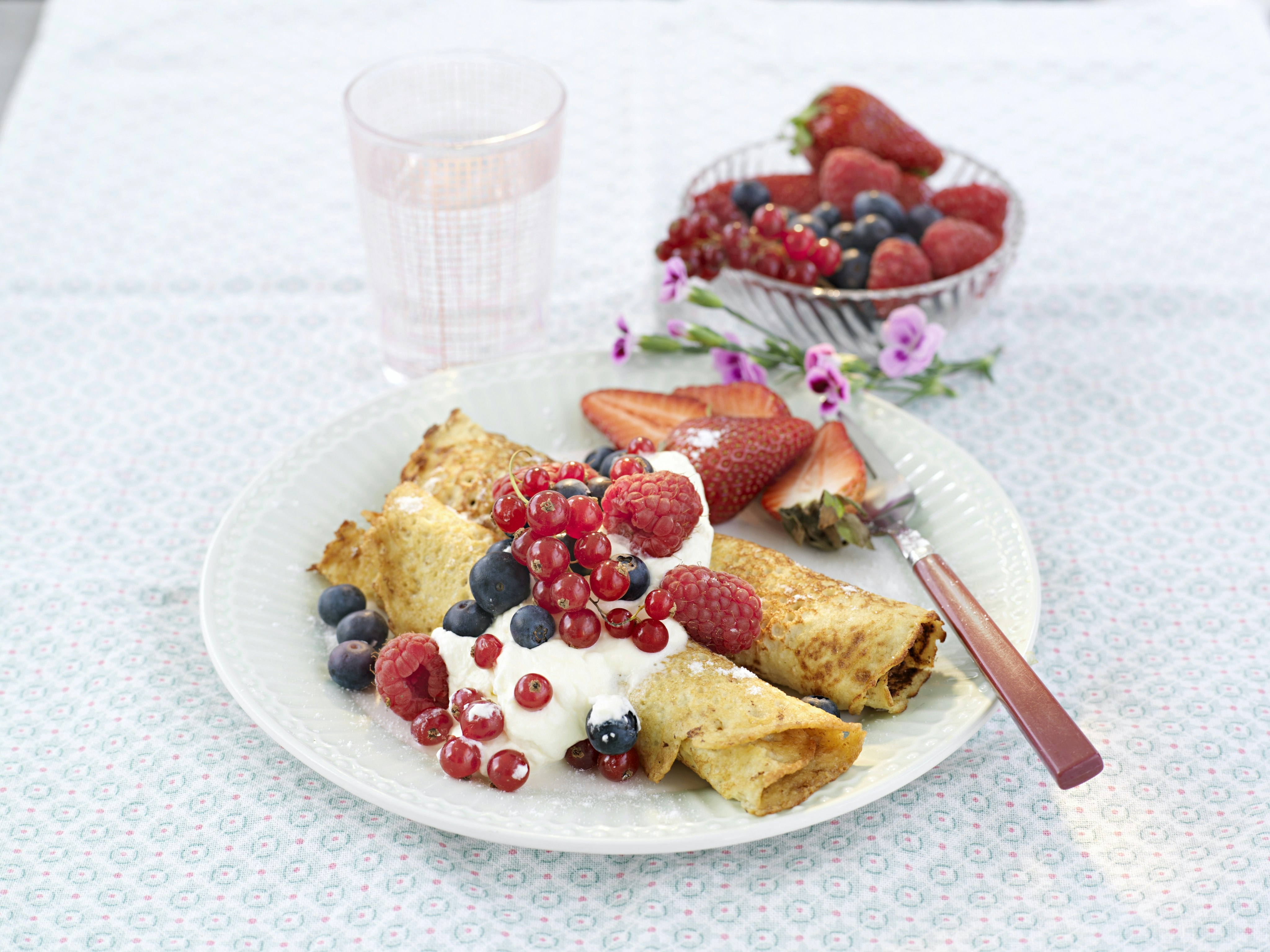 Havrepannkakor med äppelmos och bär