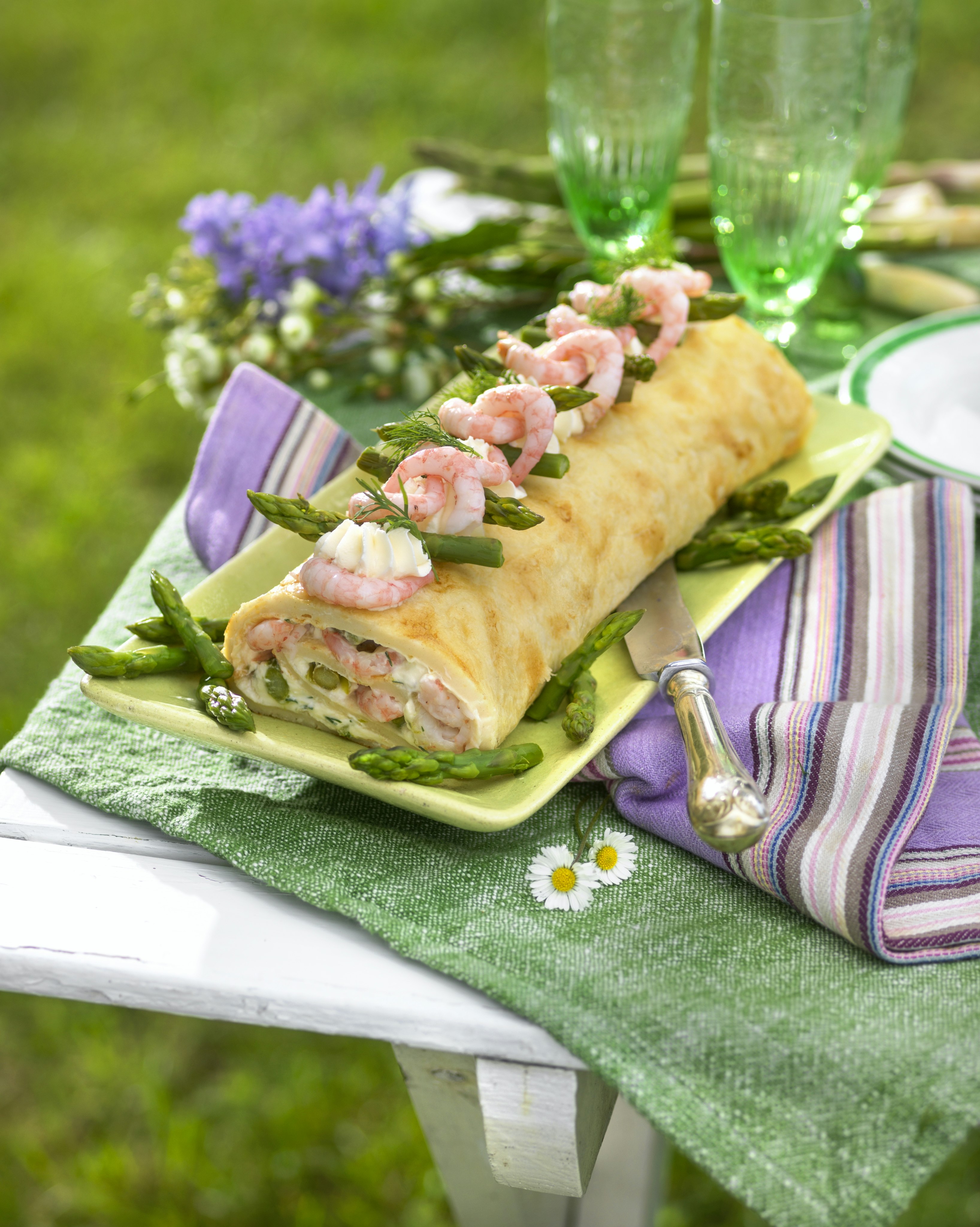 Pannkaksrulle med sparris och räkor