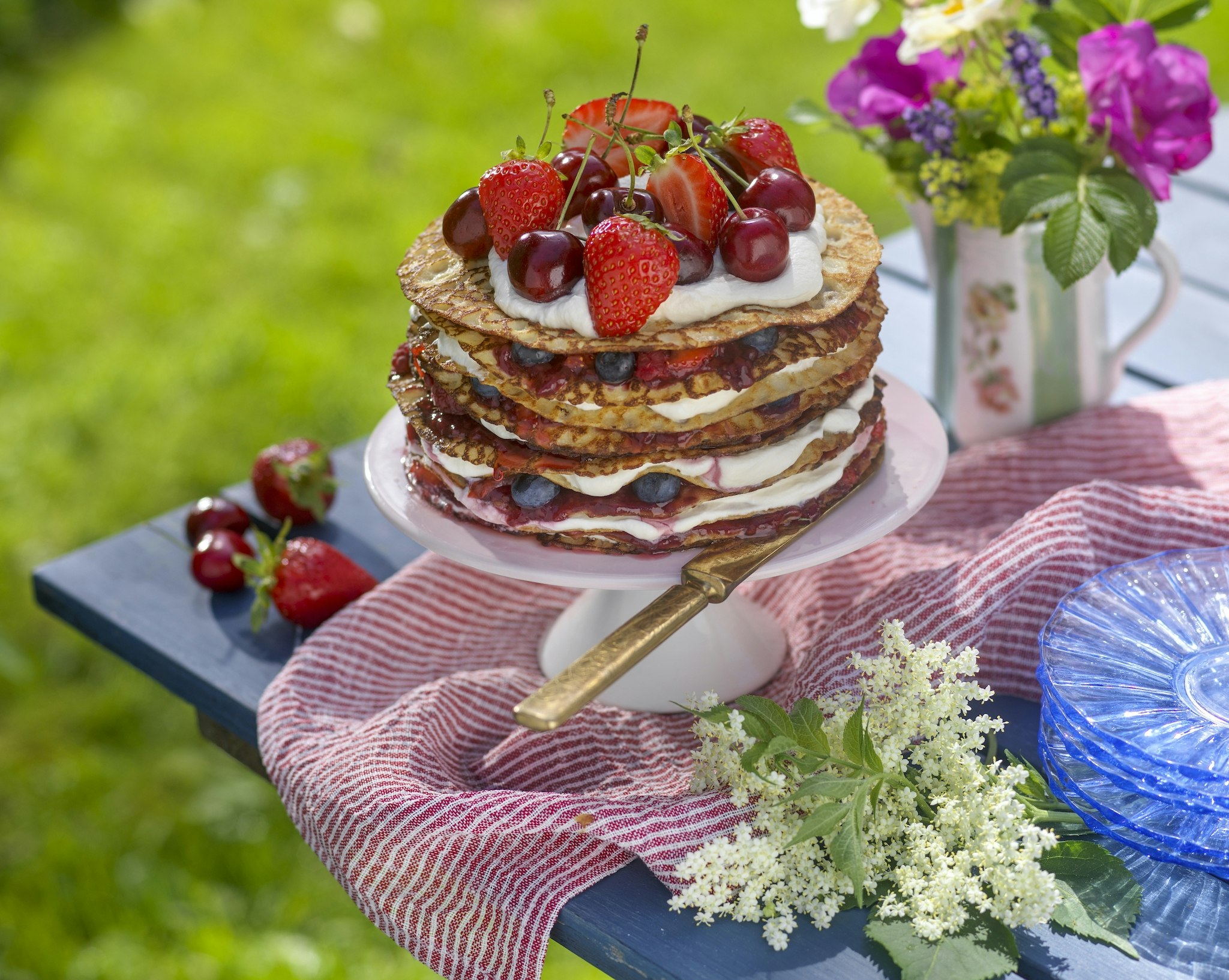 Pannkakstårta med flädergrädde