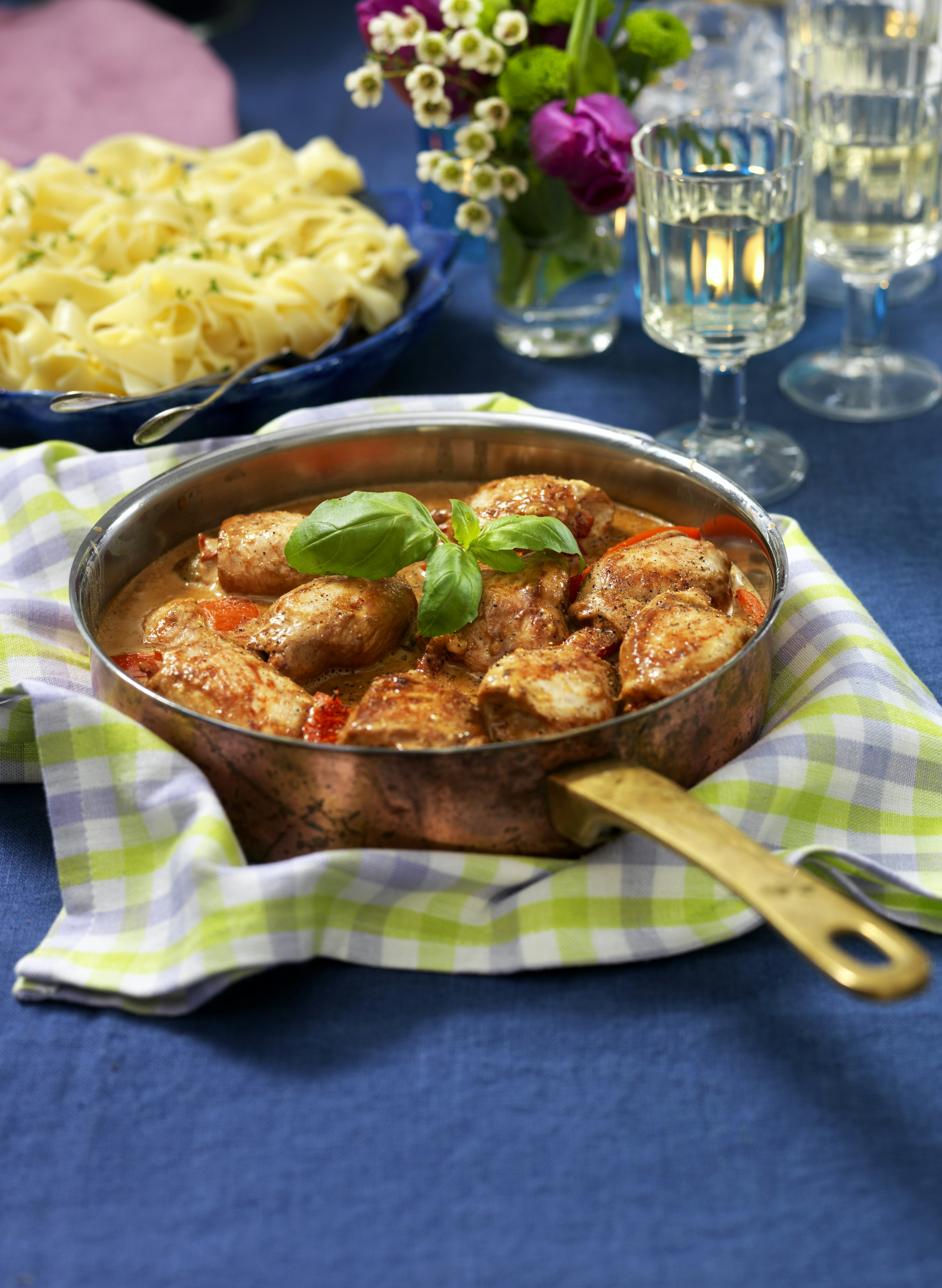 Paprikafyllda kycklingrulader i gräddsås