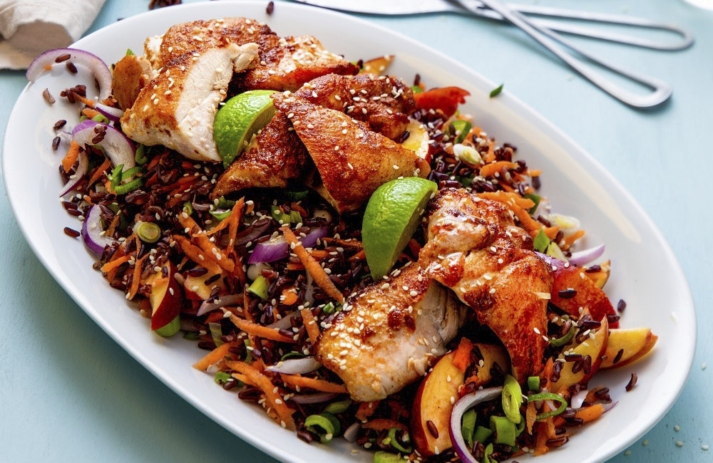 Paprikastekt kyckling med svart rissallad