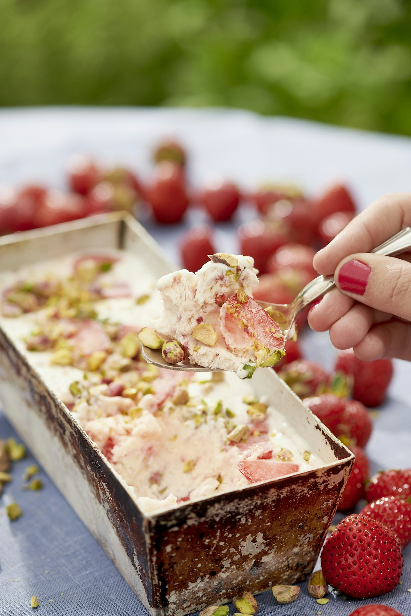 Parfait med jordgubbar och pistasch