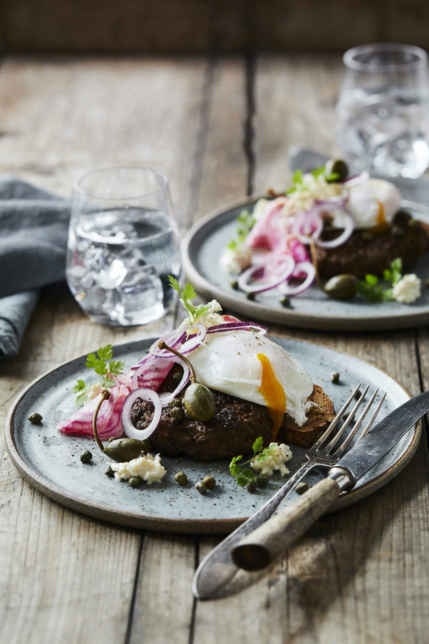 Pariserbiff med pocherat ägg och pepparrotskräm