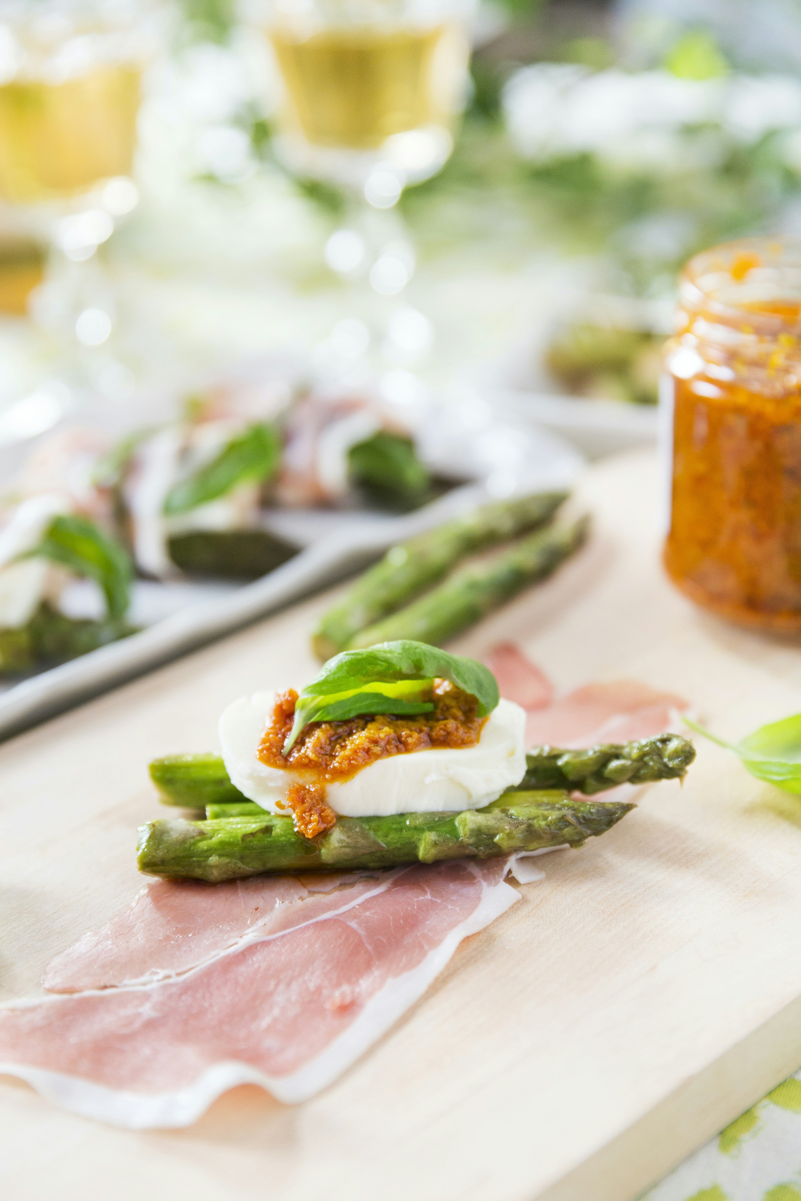 Parmalindad mozzarella med sparris och röd pesto
