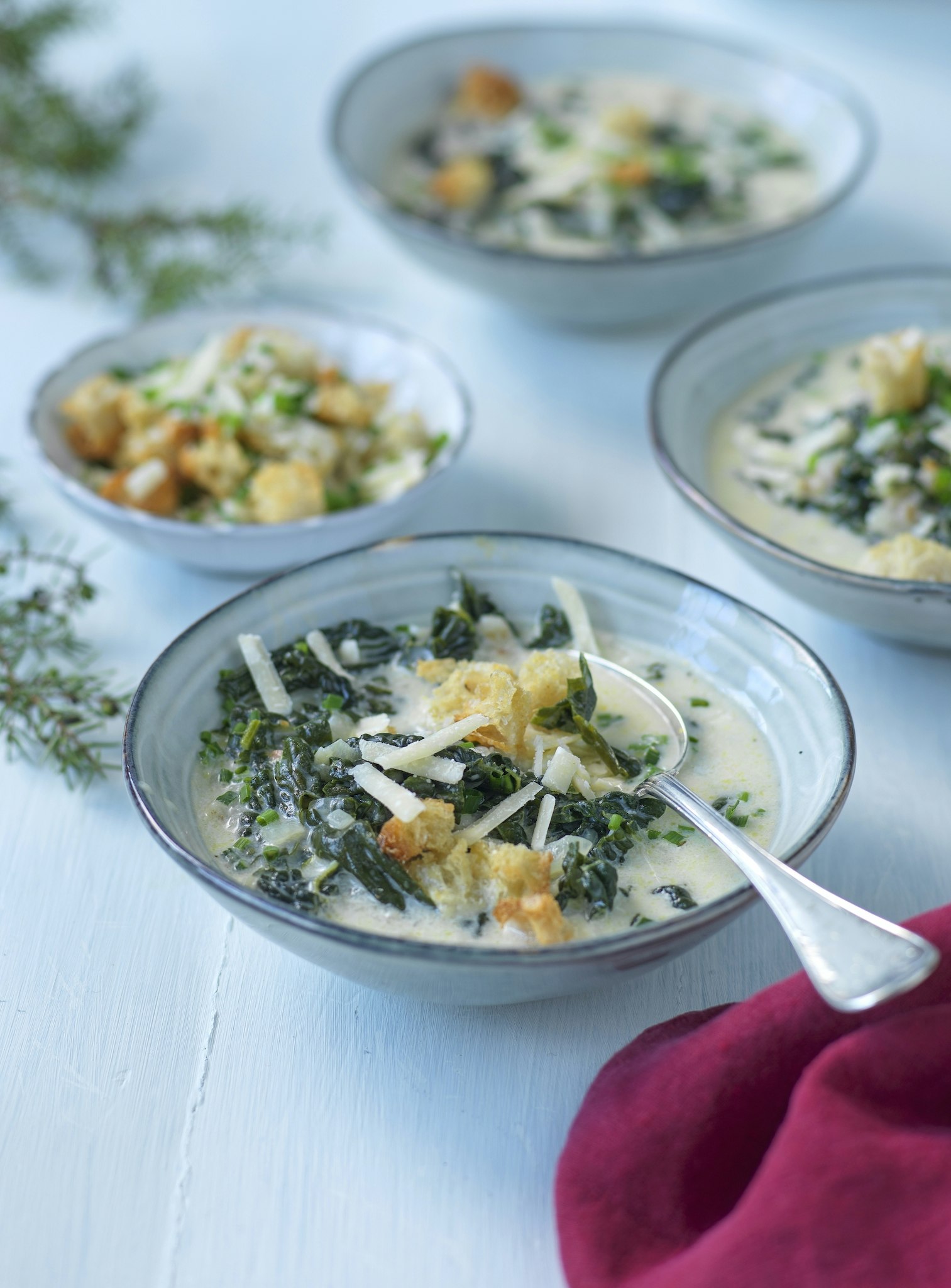 Parmesansoppa med svartkål och krutonger