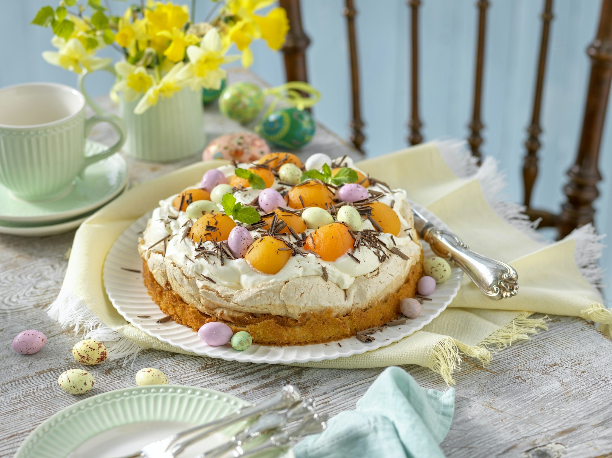 Påsktårta med maräng och aprikoser