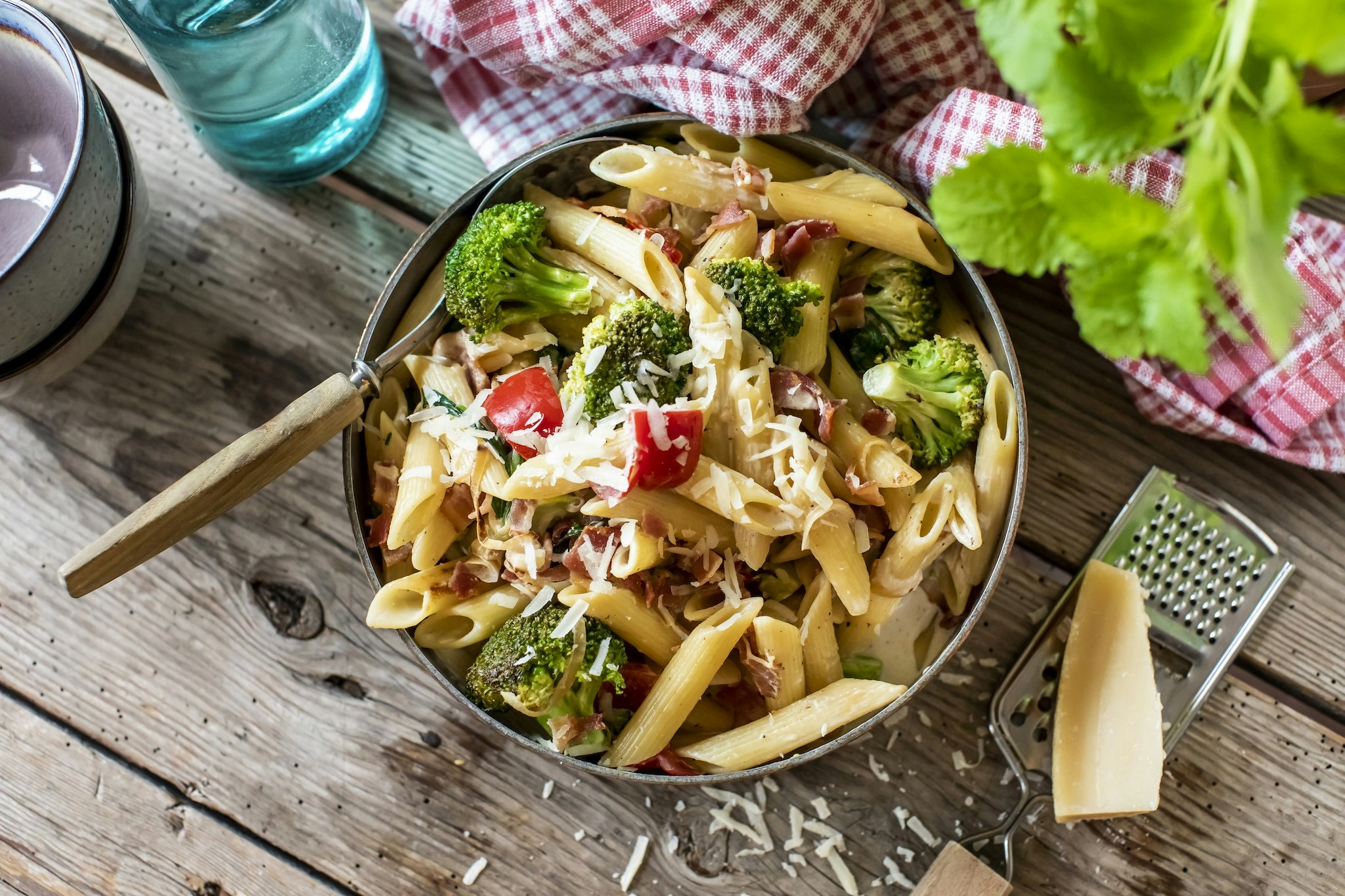 Pasta med bacon, broccoli och paprika