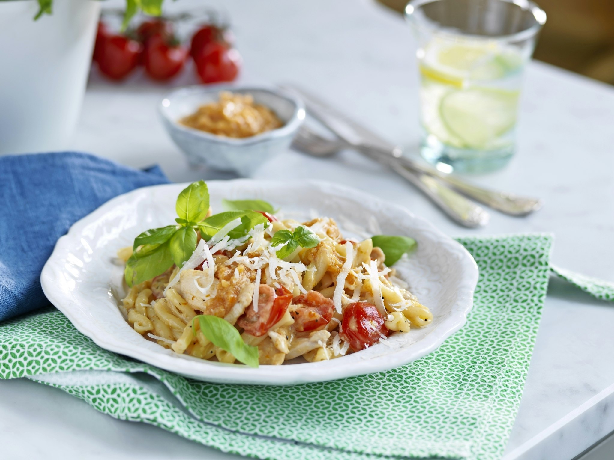 Pasta med pesto och kyckling