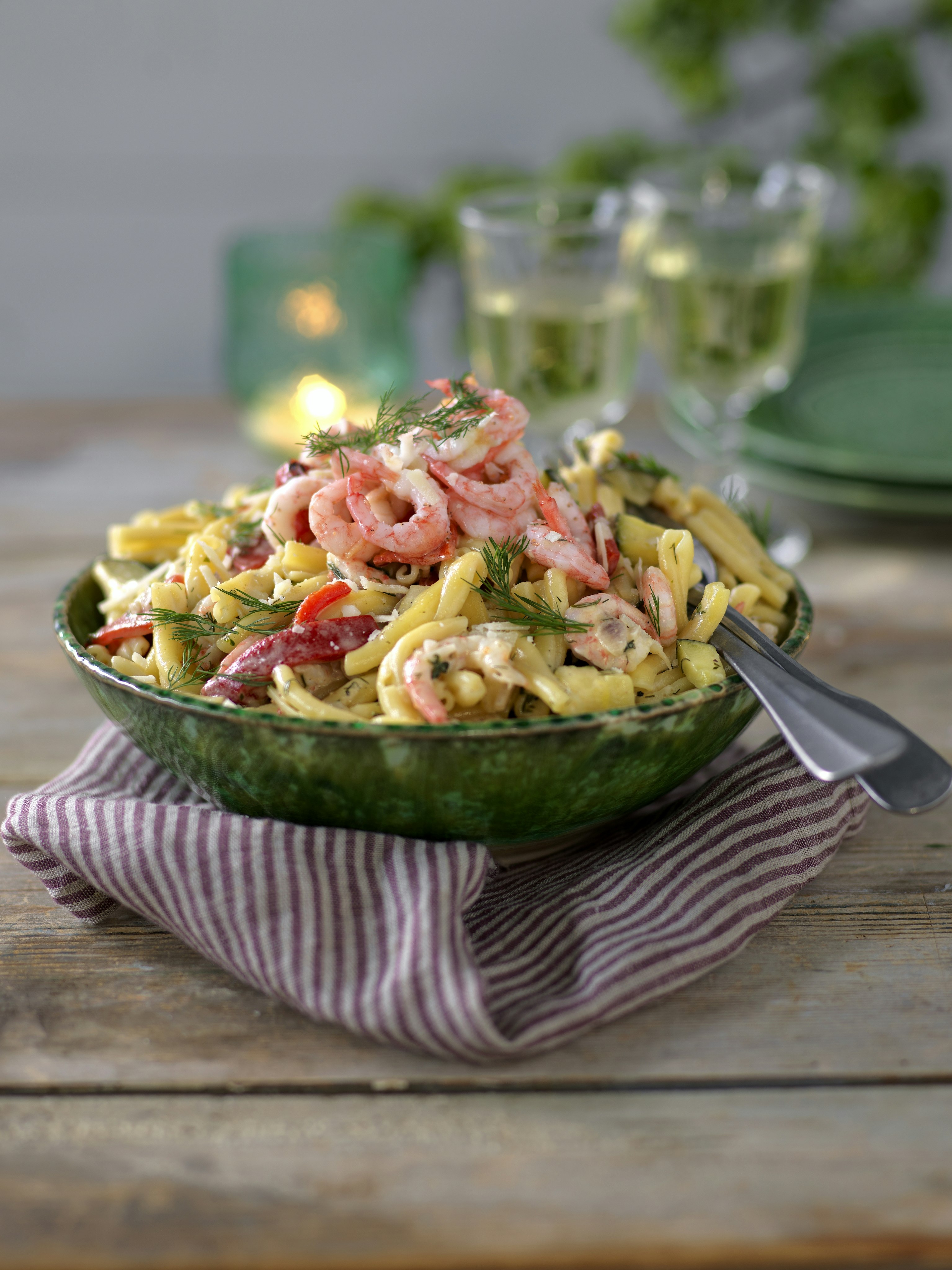 Pasta med räkor och grillad paprika