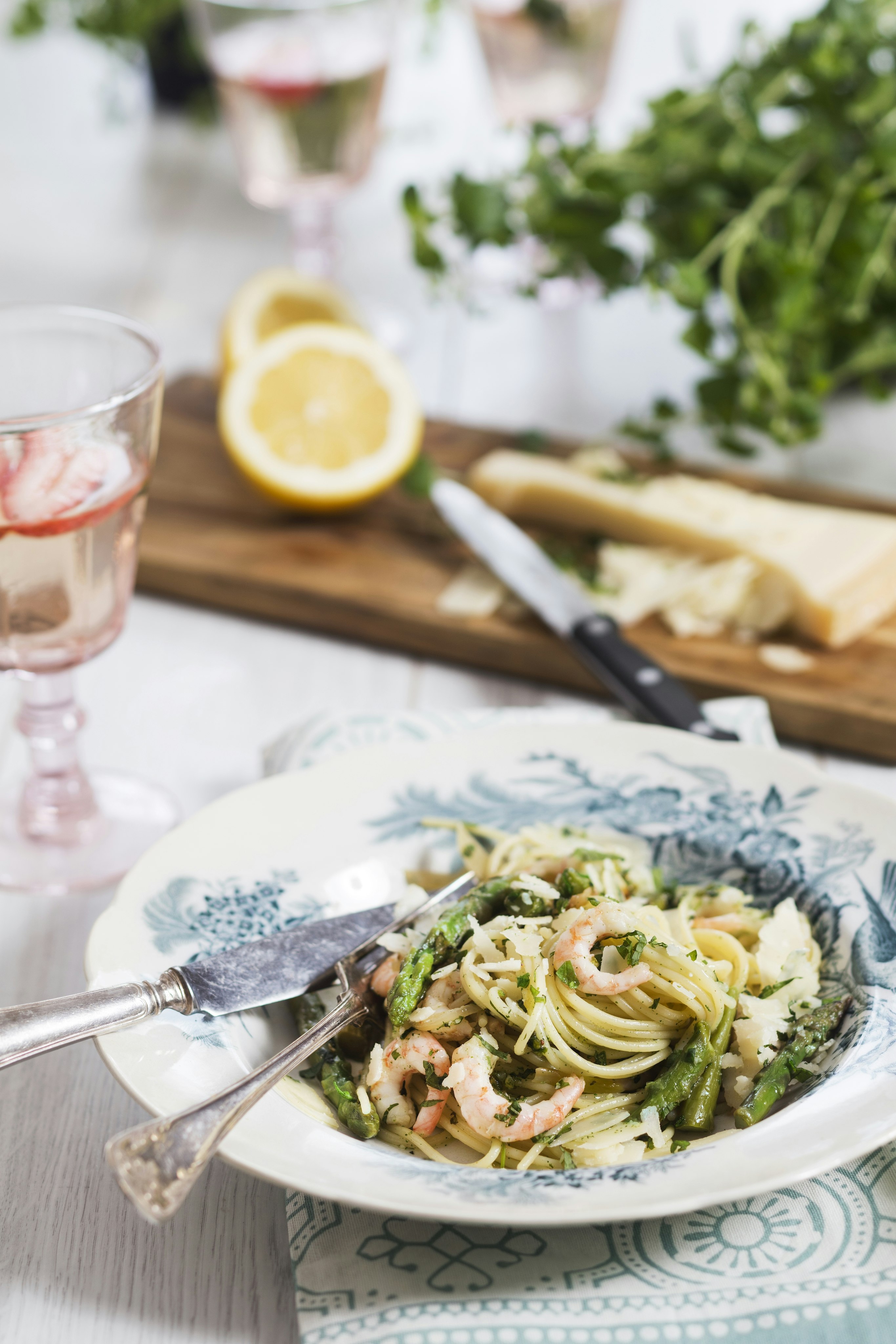 Pasta med räkor, sparris och mynta