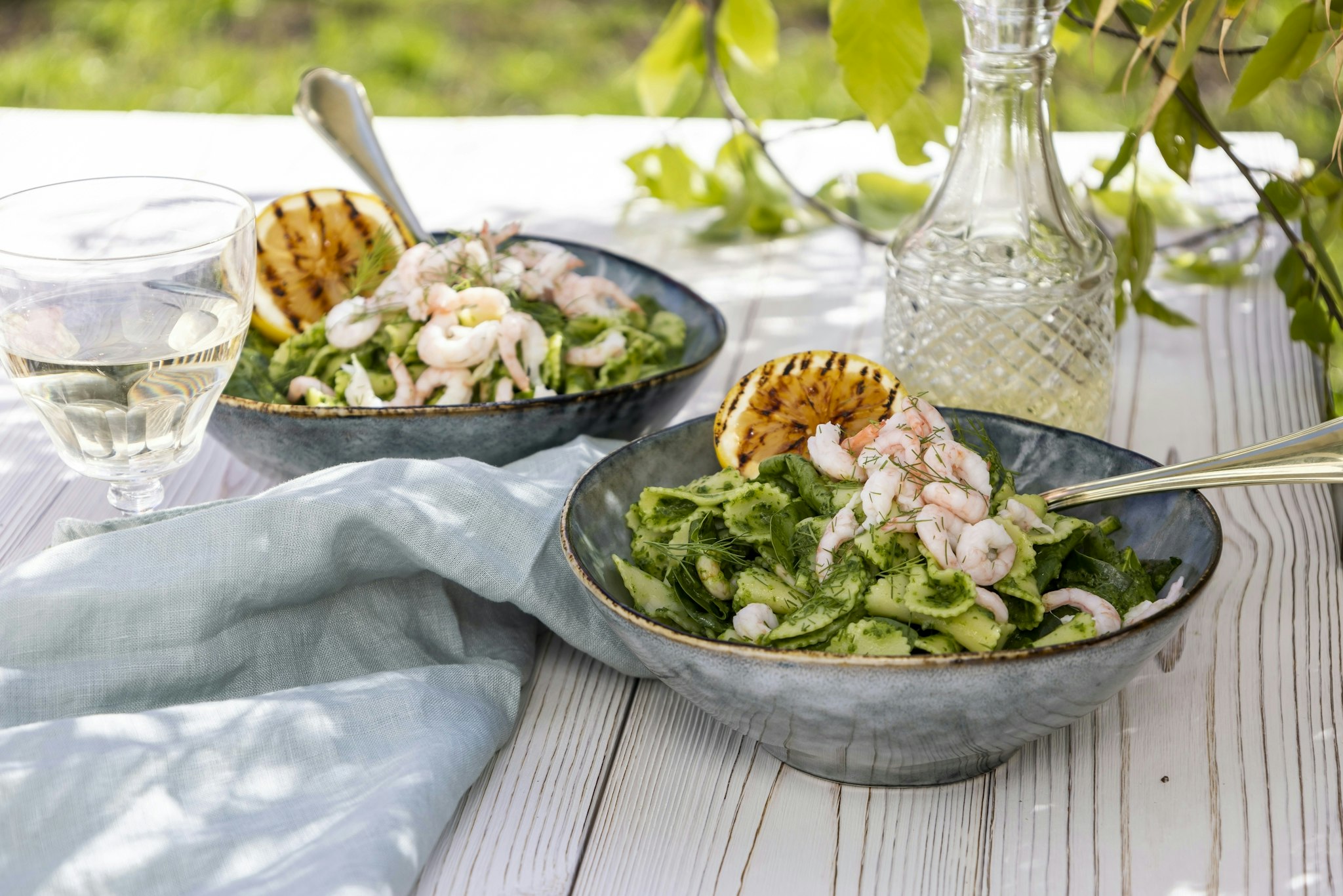 Pastasallad med räkor, spenat och grillad citron