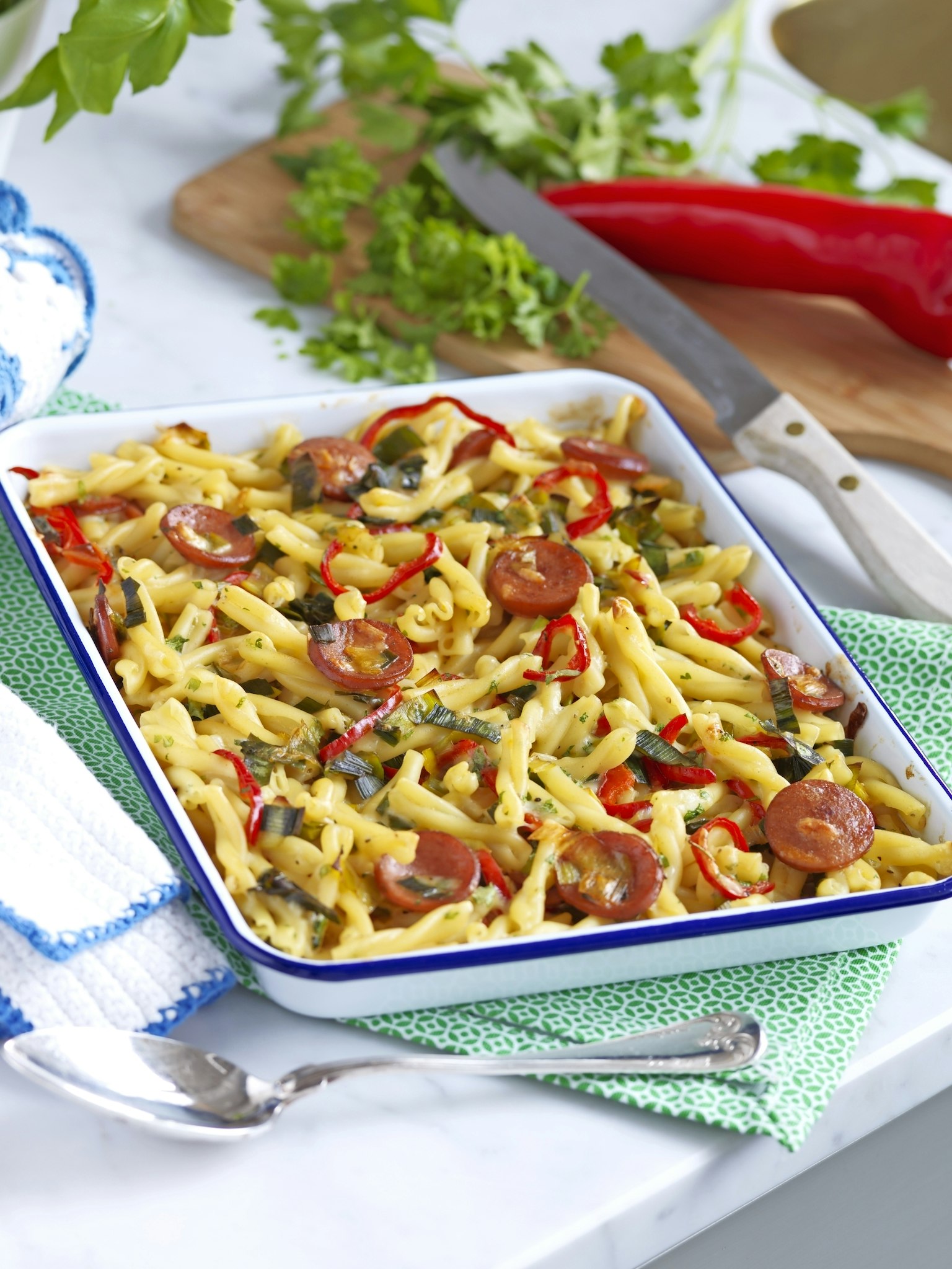 Pastagratäng med chorizo, purjo och paprika