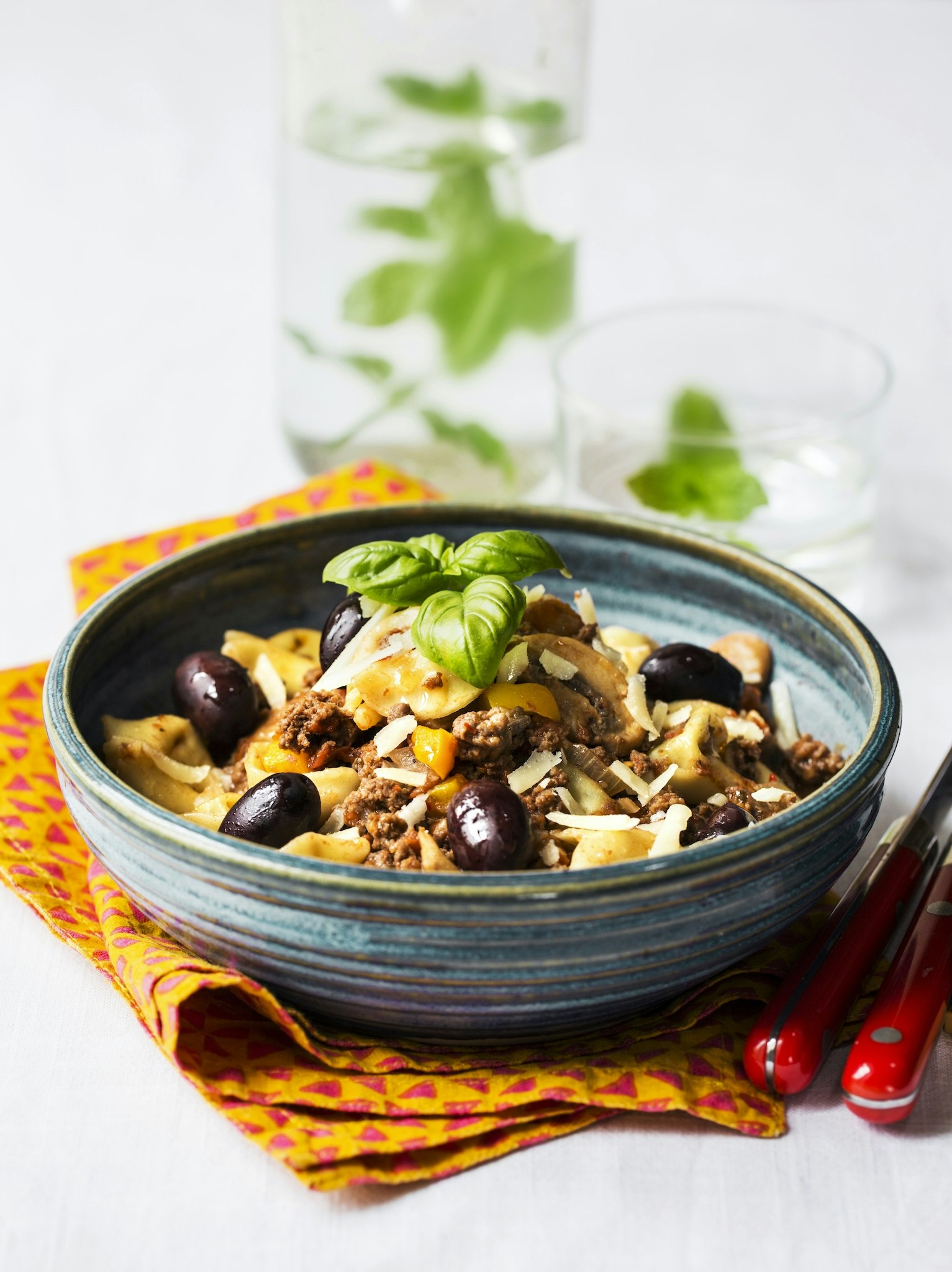 Pastagryta med köttfärs, oliver och svamp