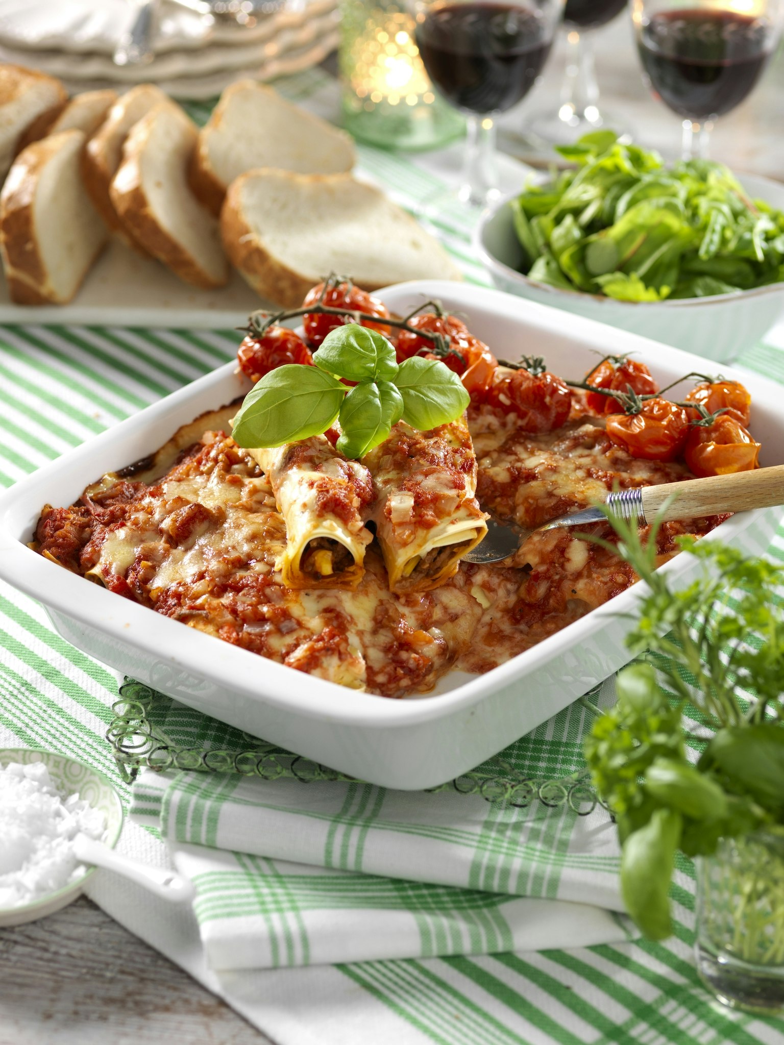 Pastarullar med köttfärs och ostsås