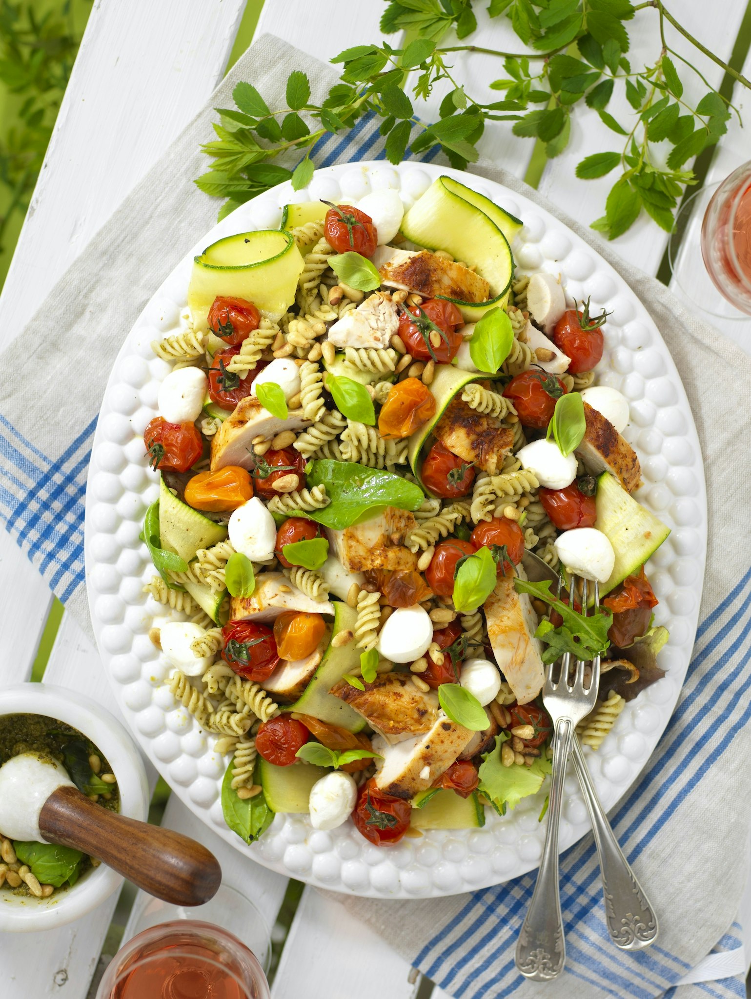 Pastasallad med grillad kyckling och mozzarella