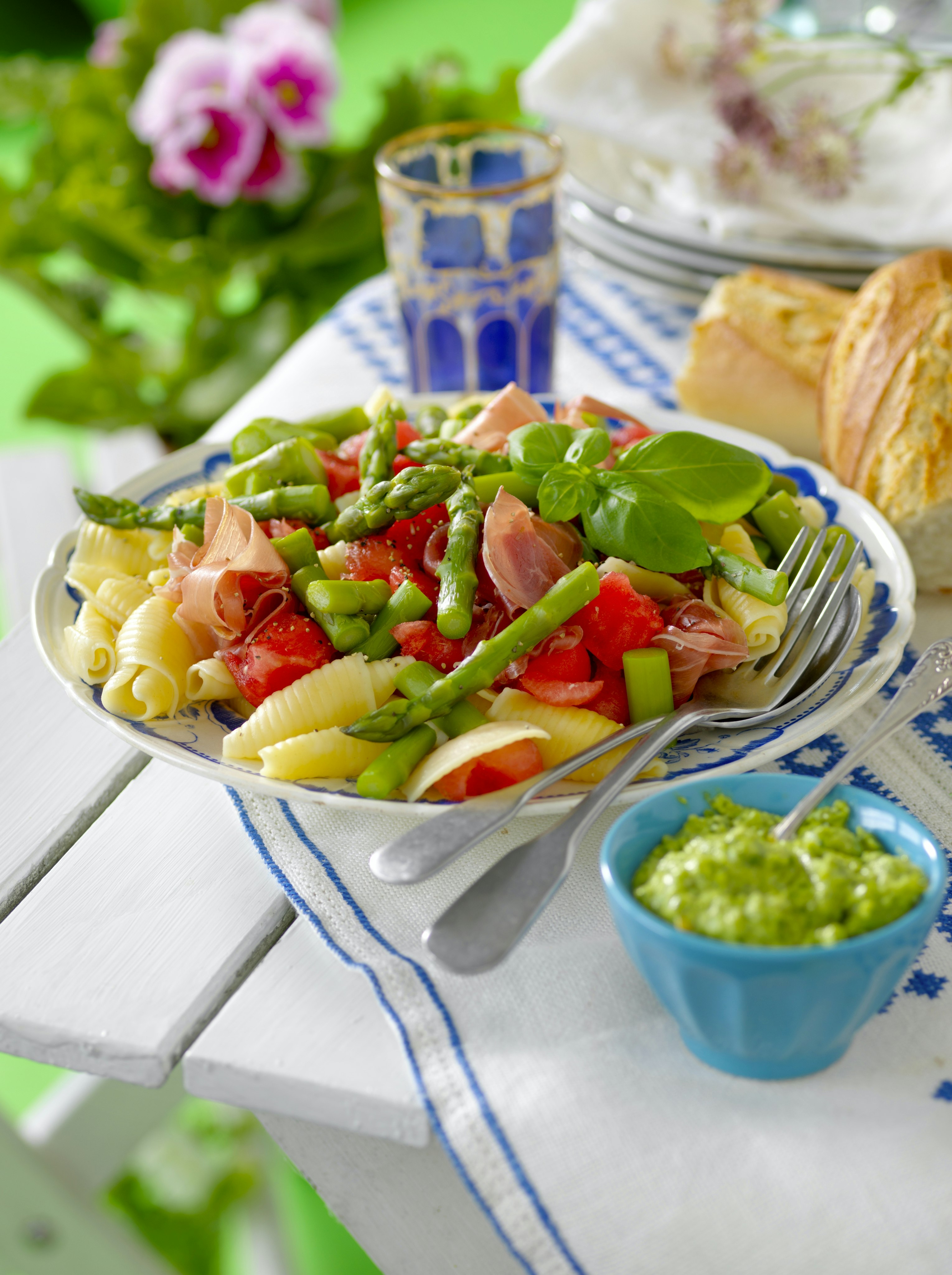 Pastasallad med hemgjord pesto