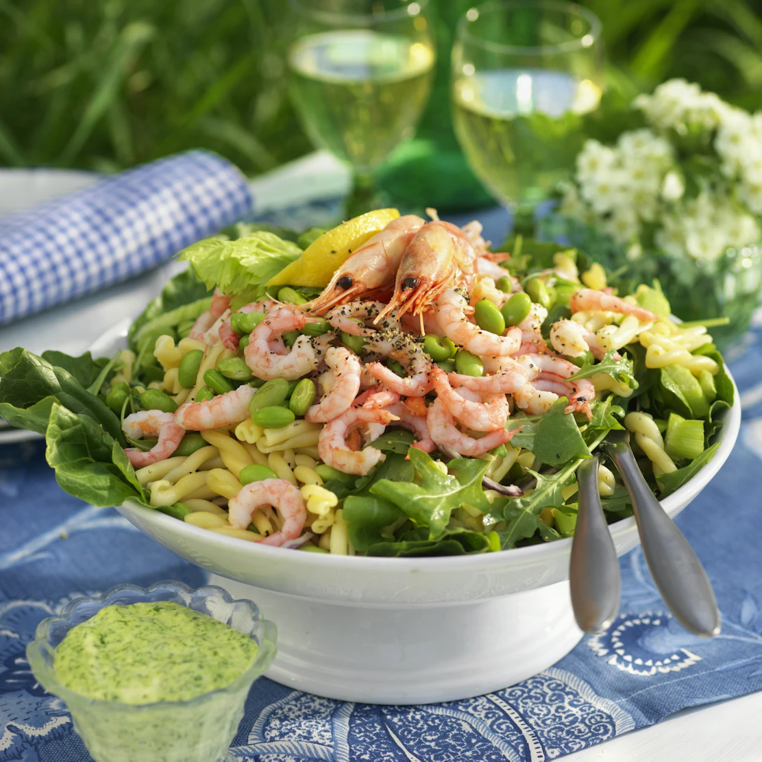 Pastasallad med räkor och parmesansås