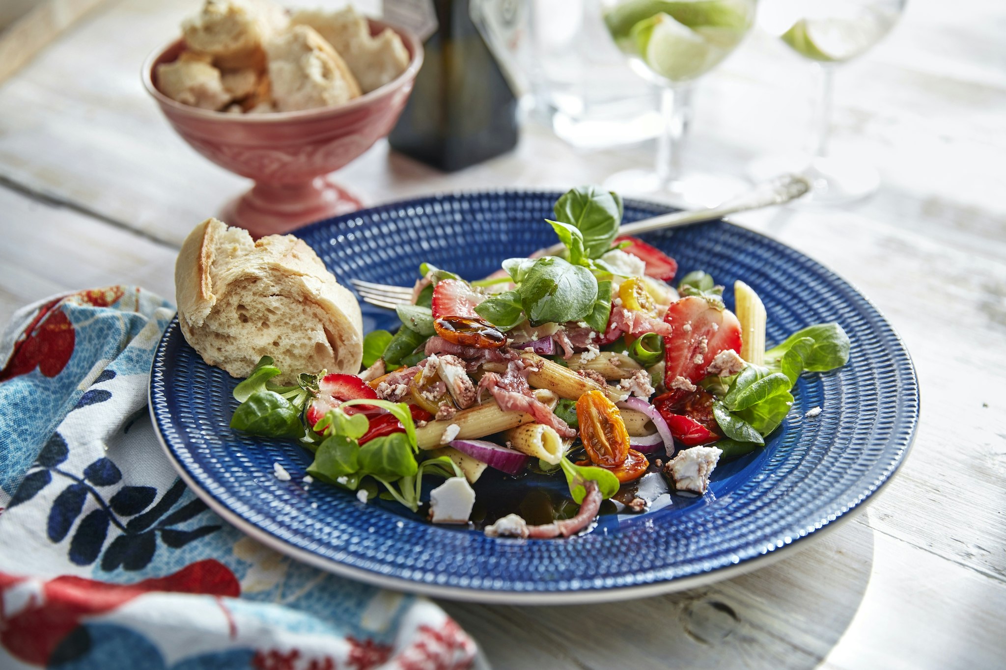 Pastasallad med skinka och ugnsbakade tomater
