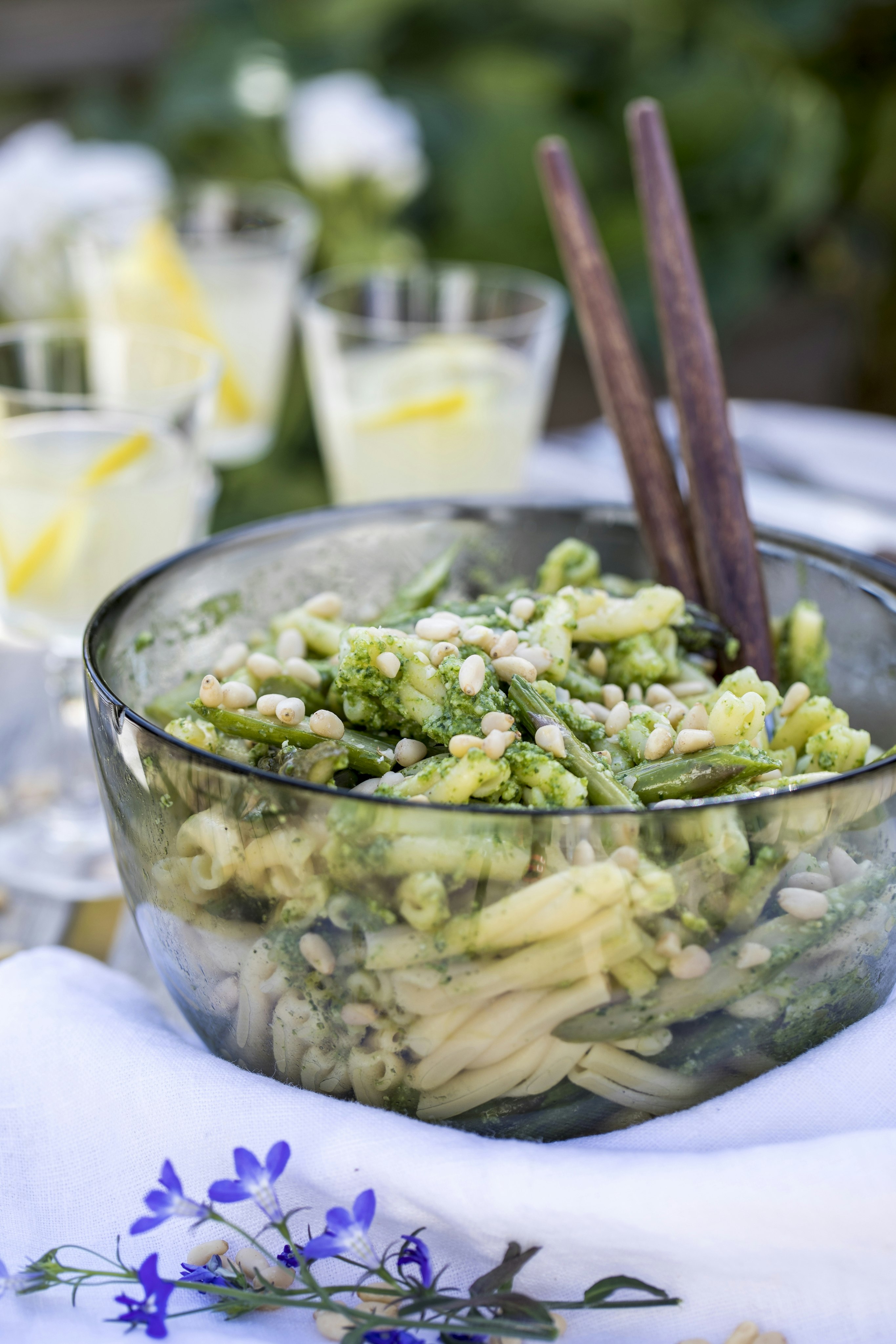 Pastasallad med spenatpesto och sparris