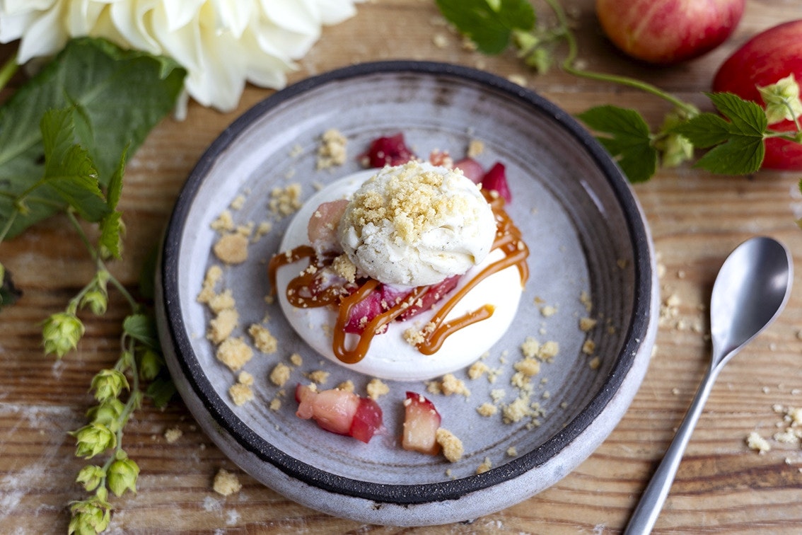 Pavlova med äppelkompott