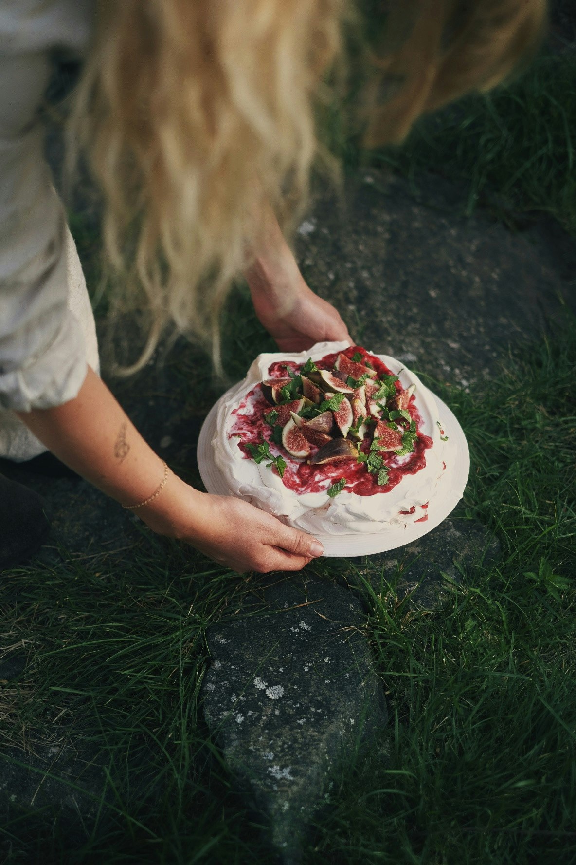 Pavlova med mascarponekräm, hallon och färska fikon