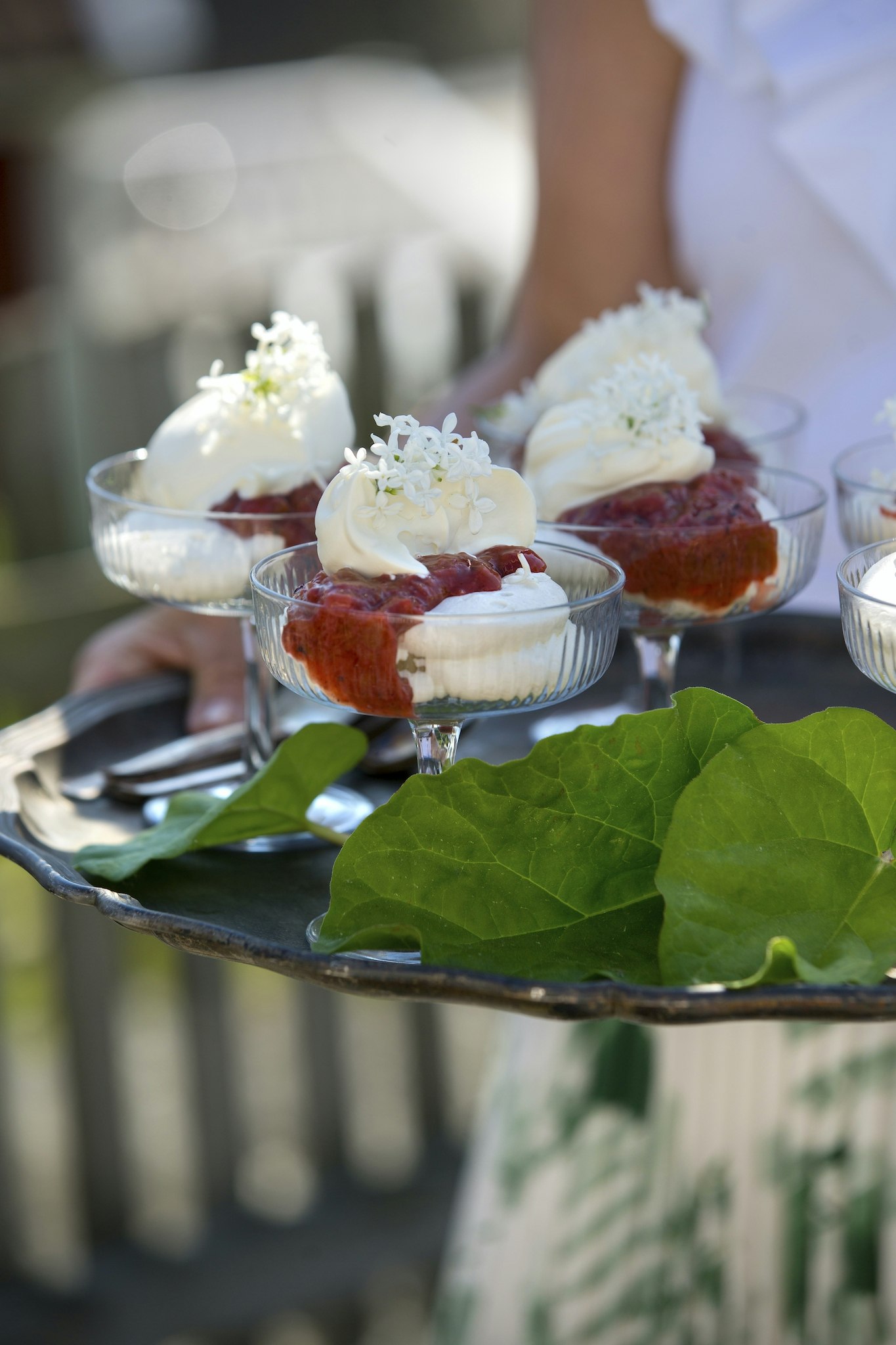Pavlova med rabarberkompott och mascarponegrädde