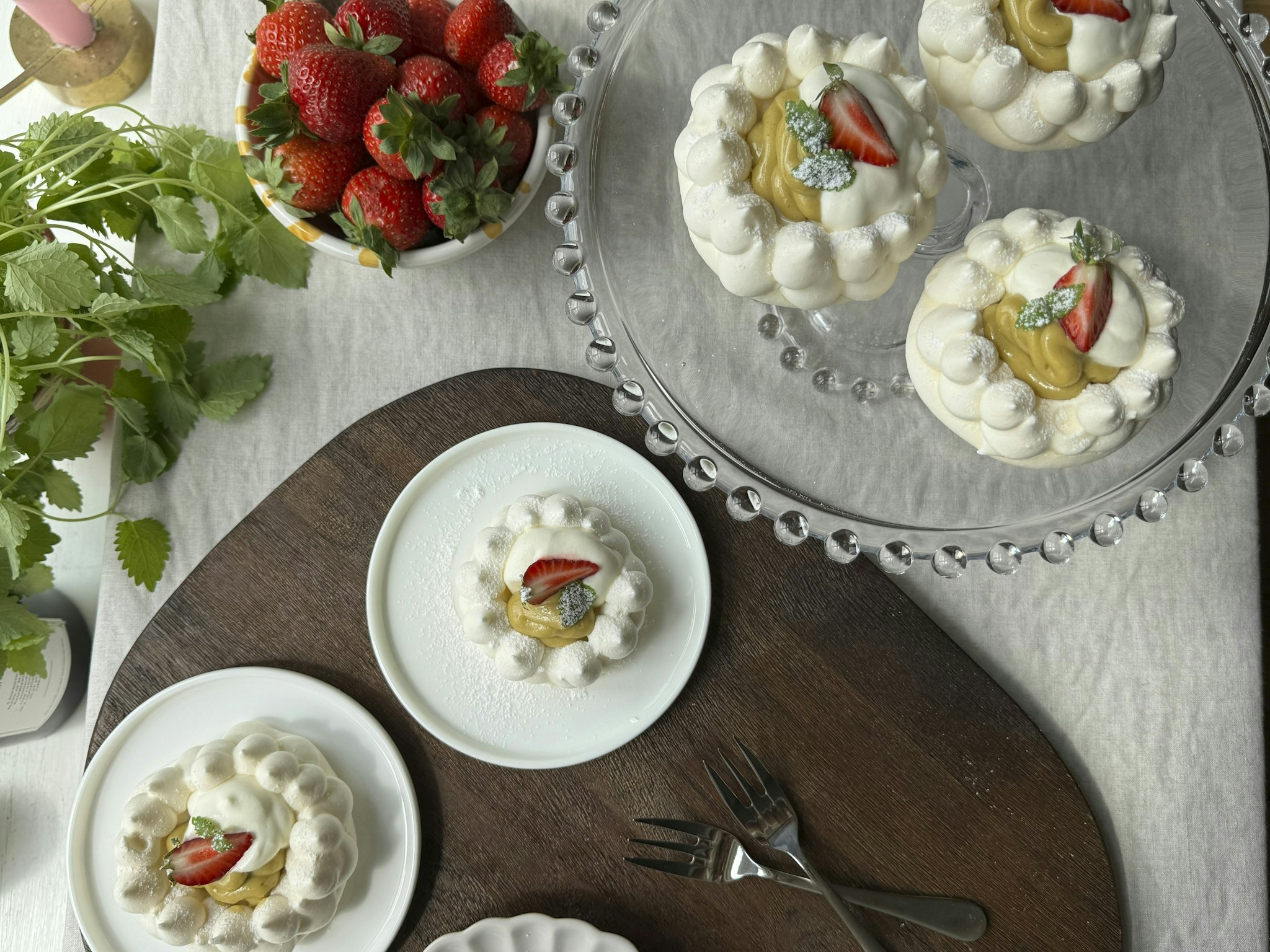 Pavlovakorg med pistaschkräm och grädde