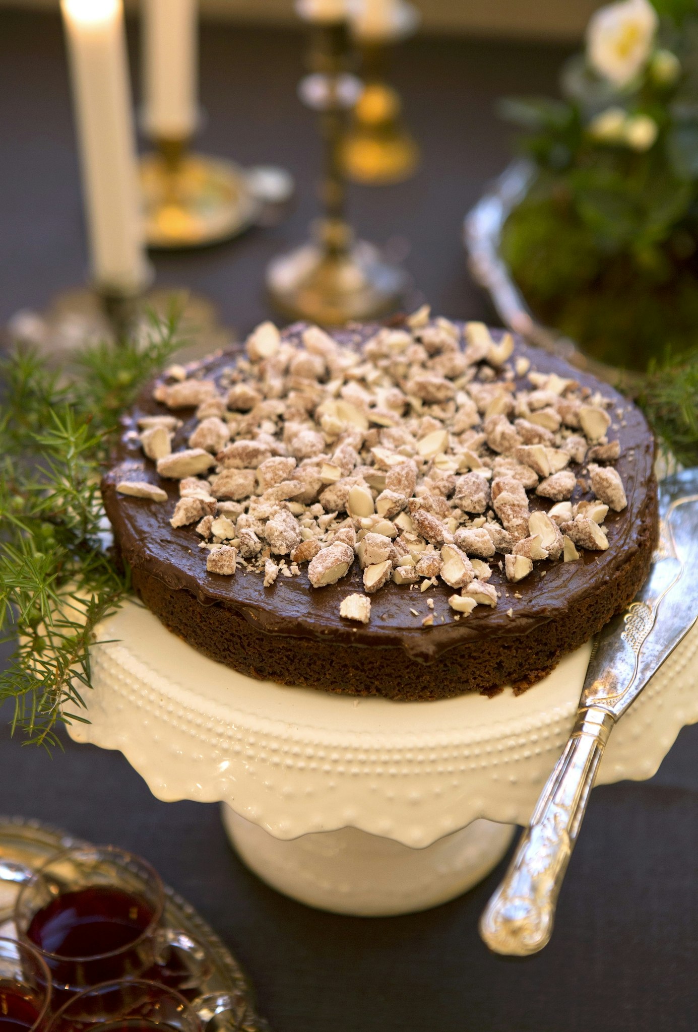 Pepparkakskladdkaka med karamel­liserade mandlar