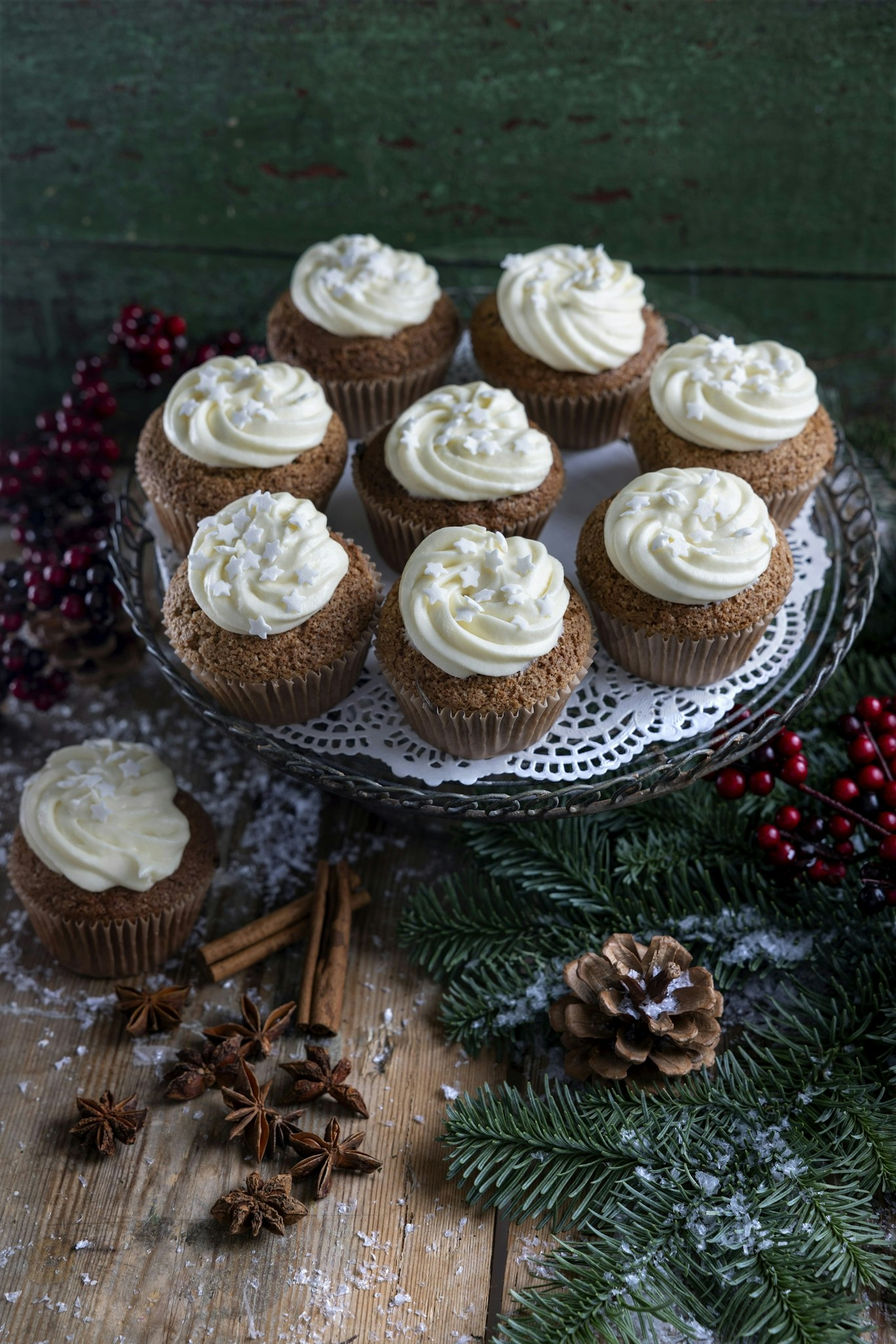 Pepparkaksmuffins med vit chokladtopping