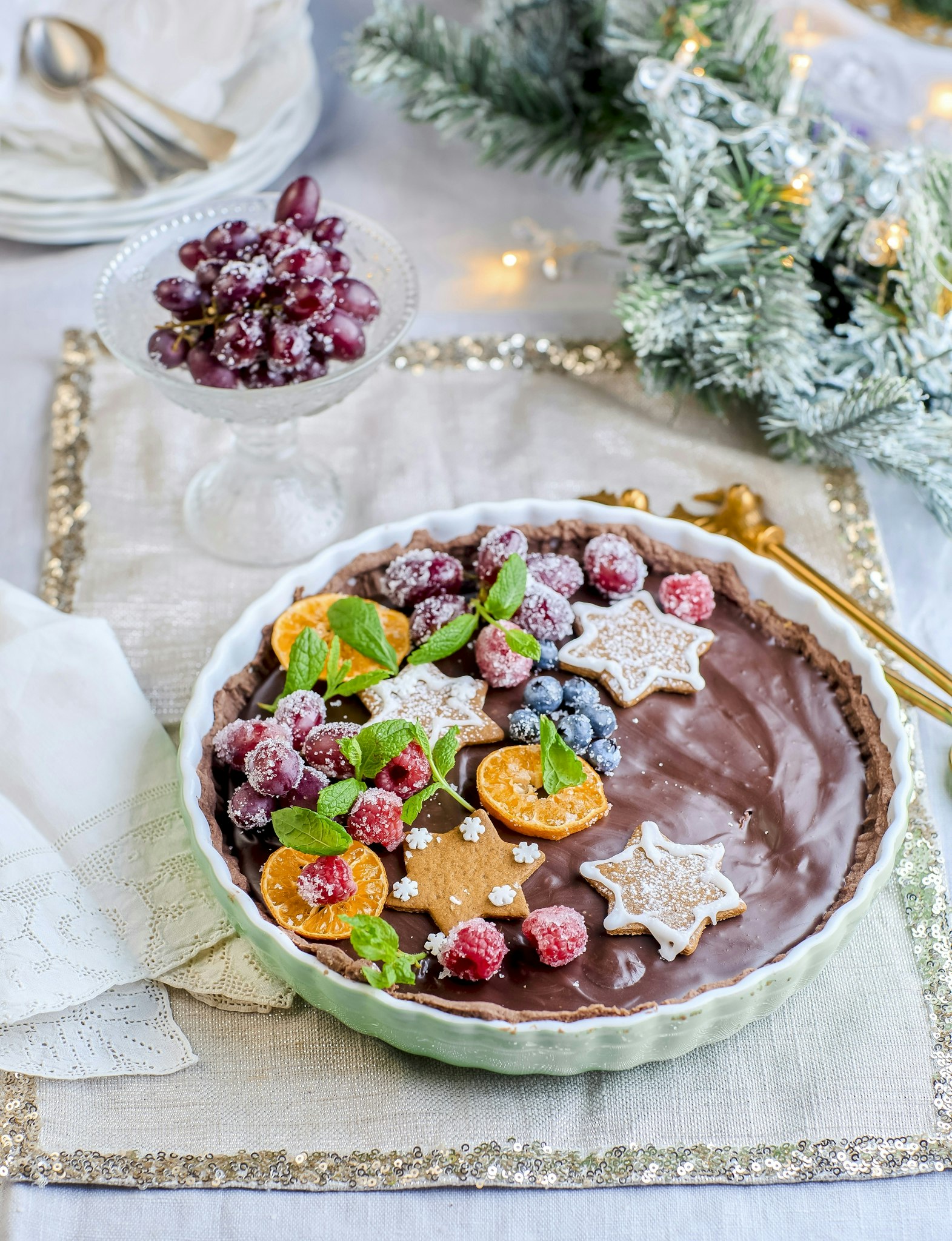 Pepparkakspaj med choklad och frostade bär
