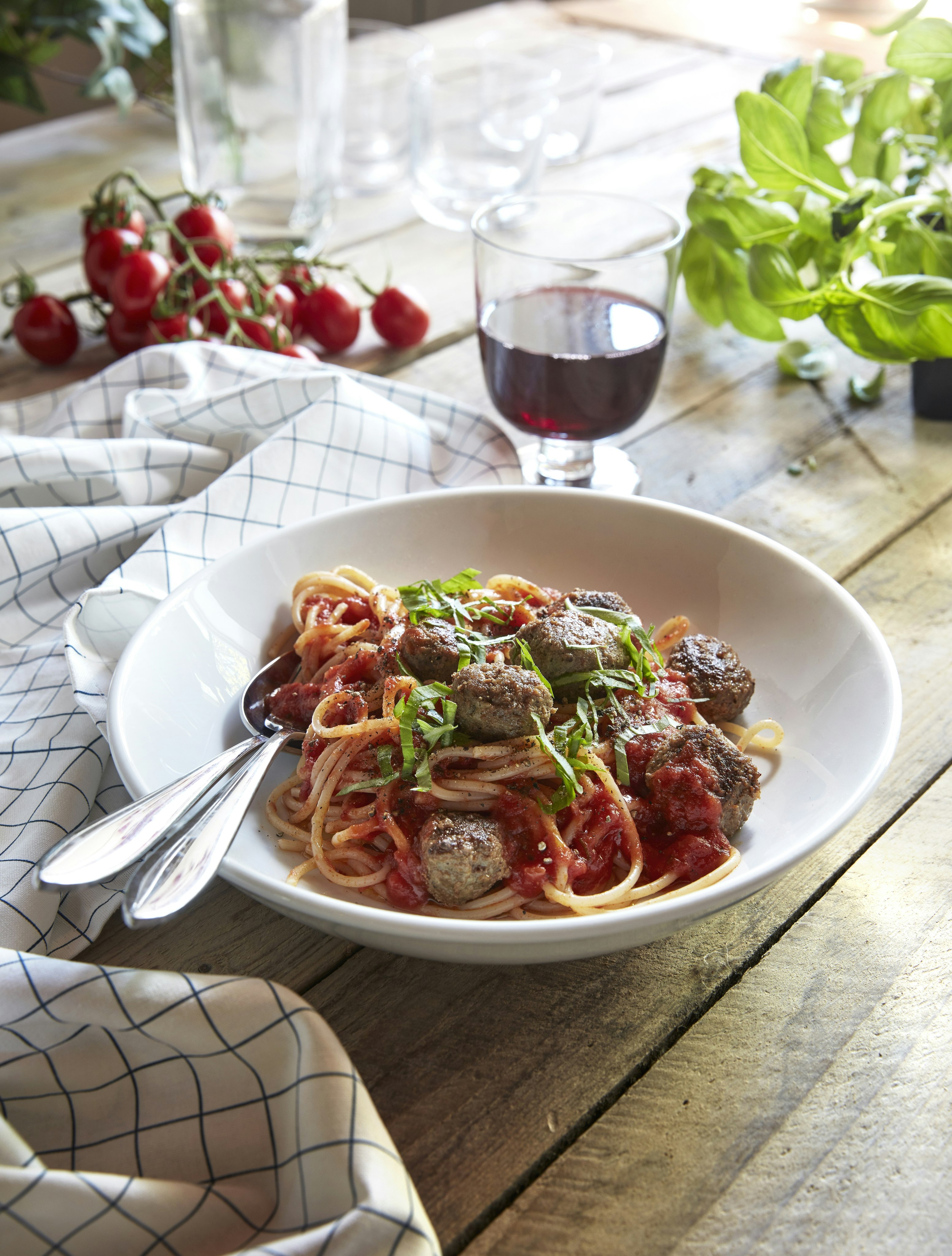 Köttbullar med pesto i tomatsås
