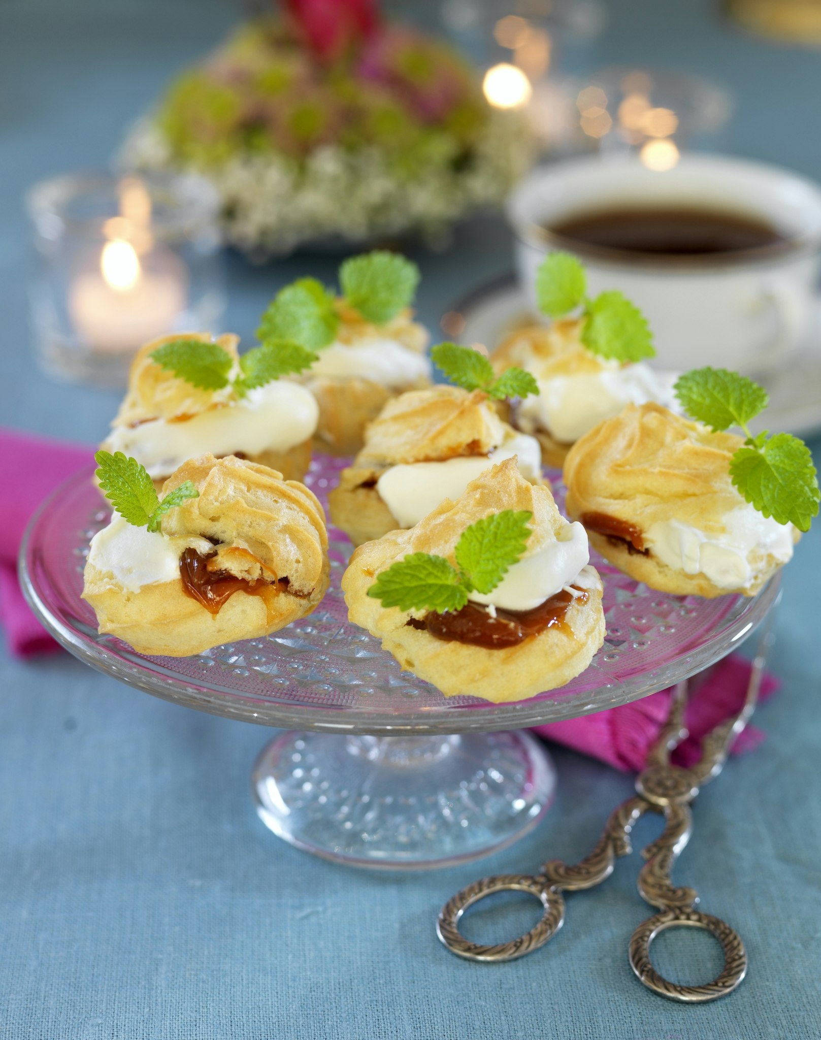 Petit-chouer med grädde och kolasås