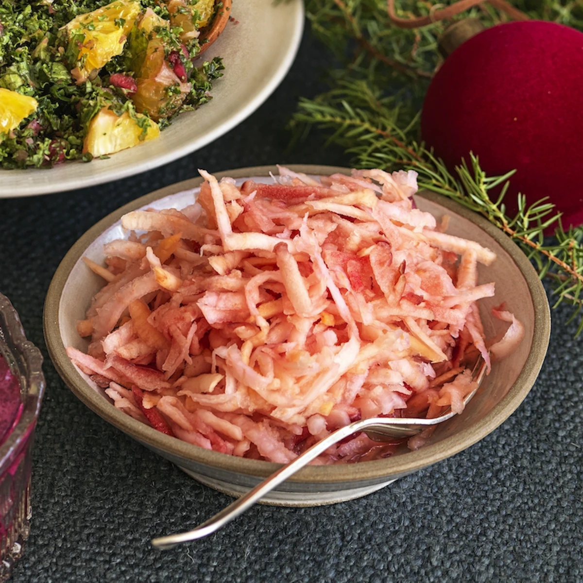 Picklad kålrot med ingefära och äpple