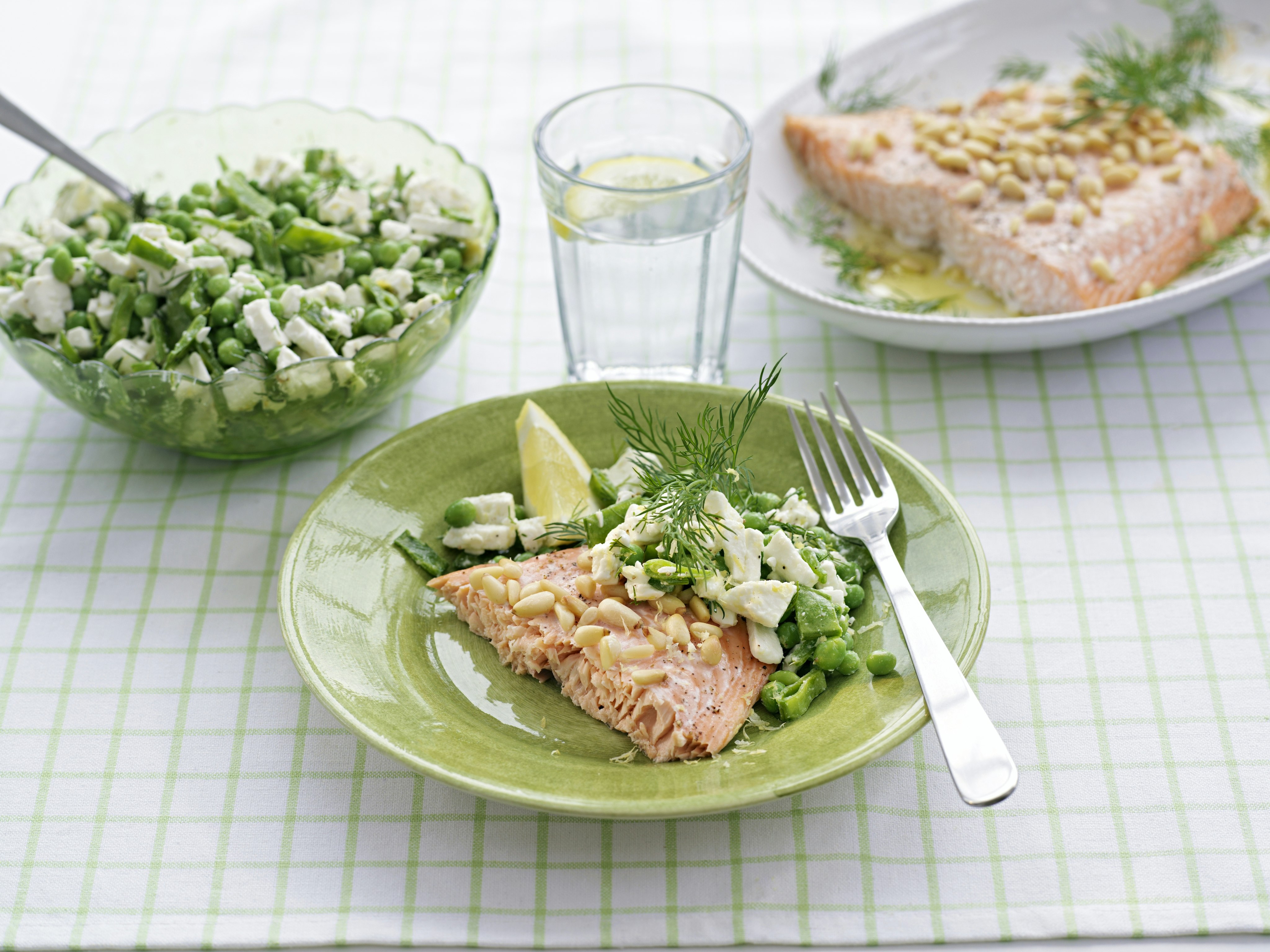 Lax med pinjenötter och fetaostsallad