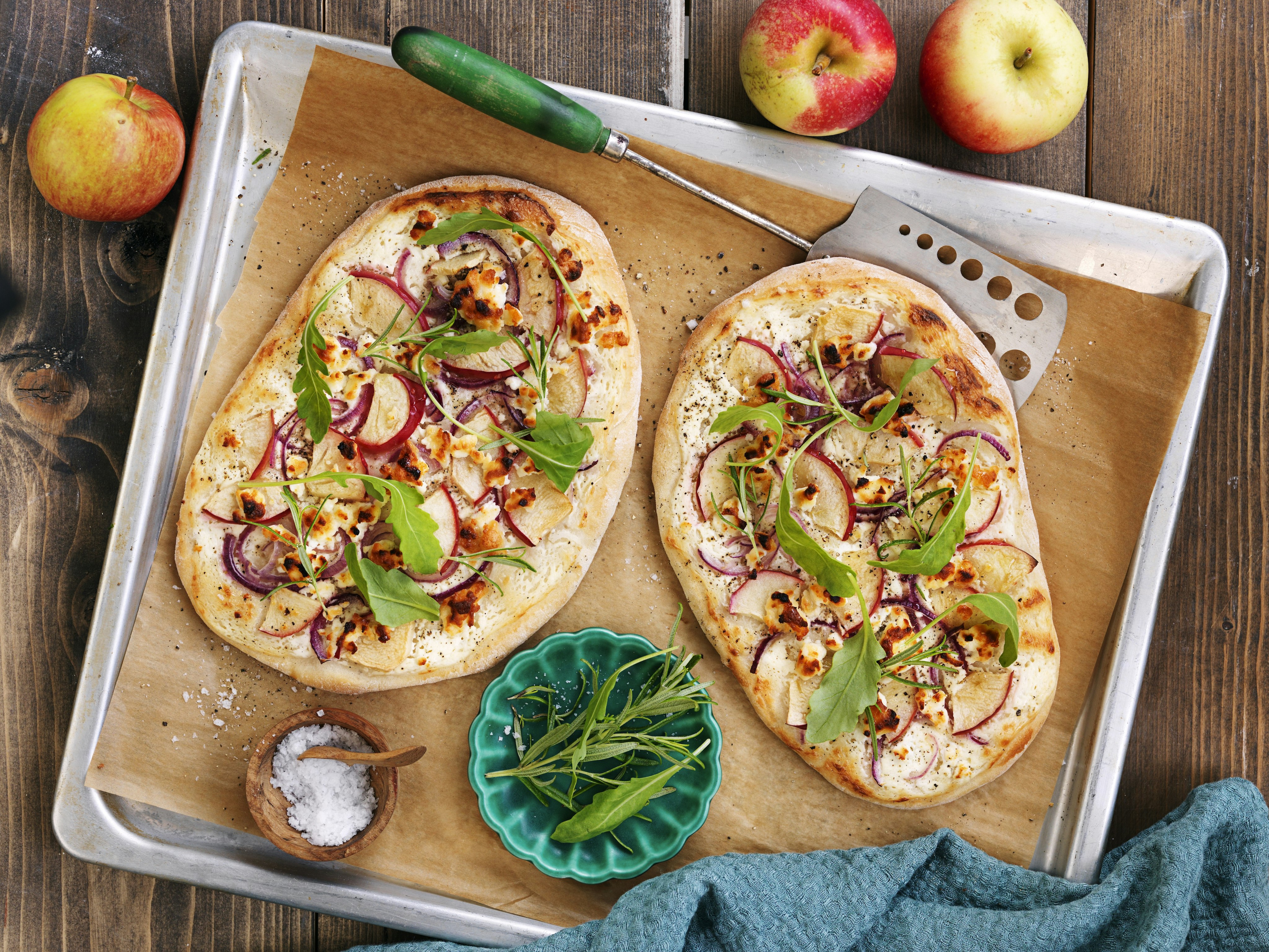 Pizza bianca med äpple och chèvre