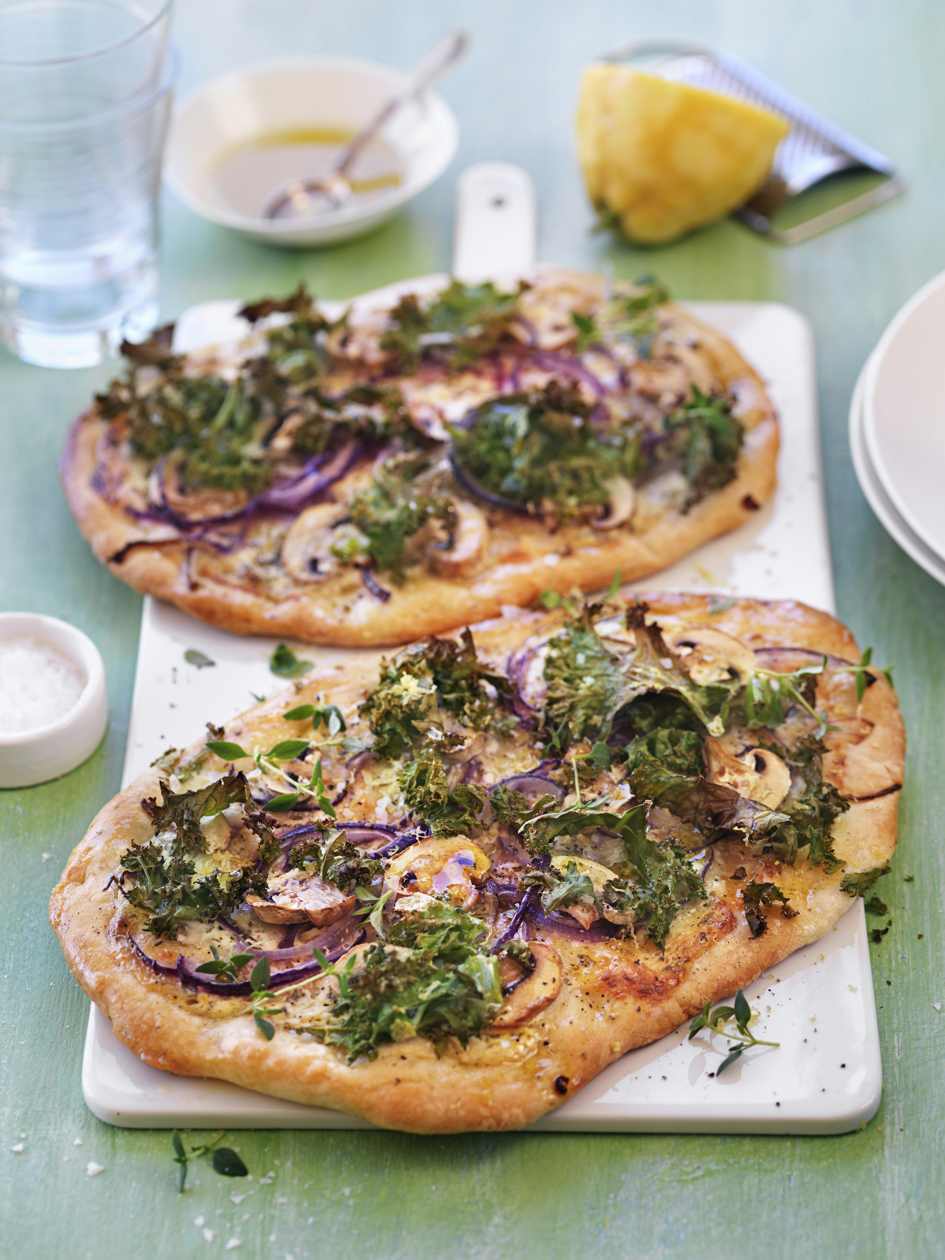 Pizza bianco med champinjoner och rödlök