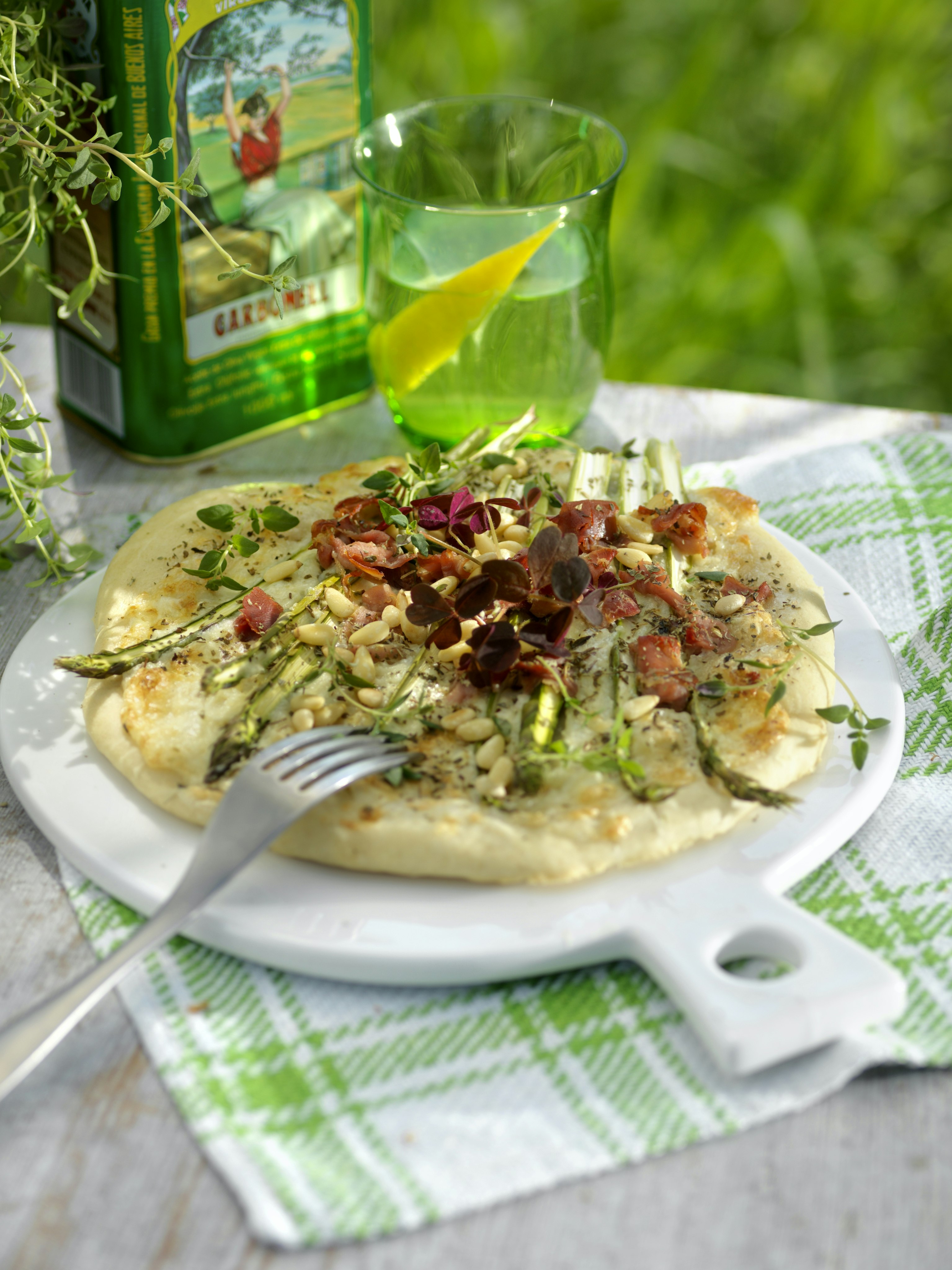 Pizza bianca med sparris och chèvreost