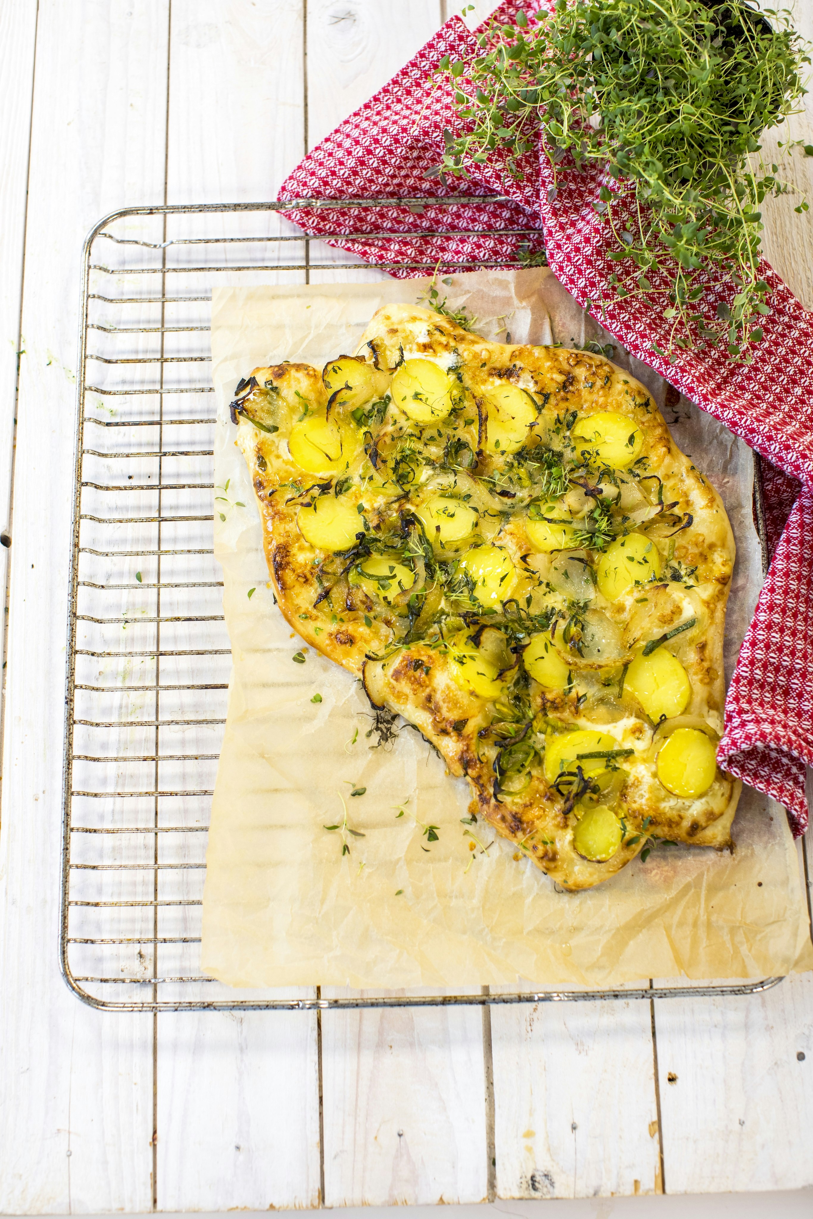 Pizza bianco med potatis och stekt lök