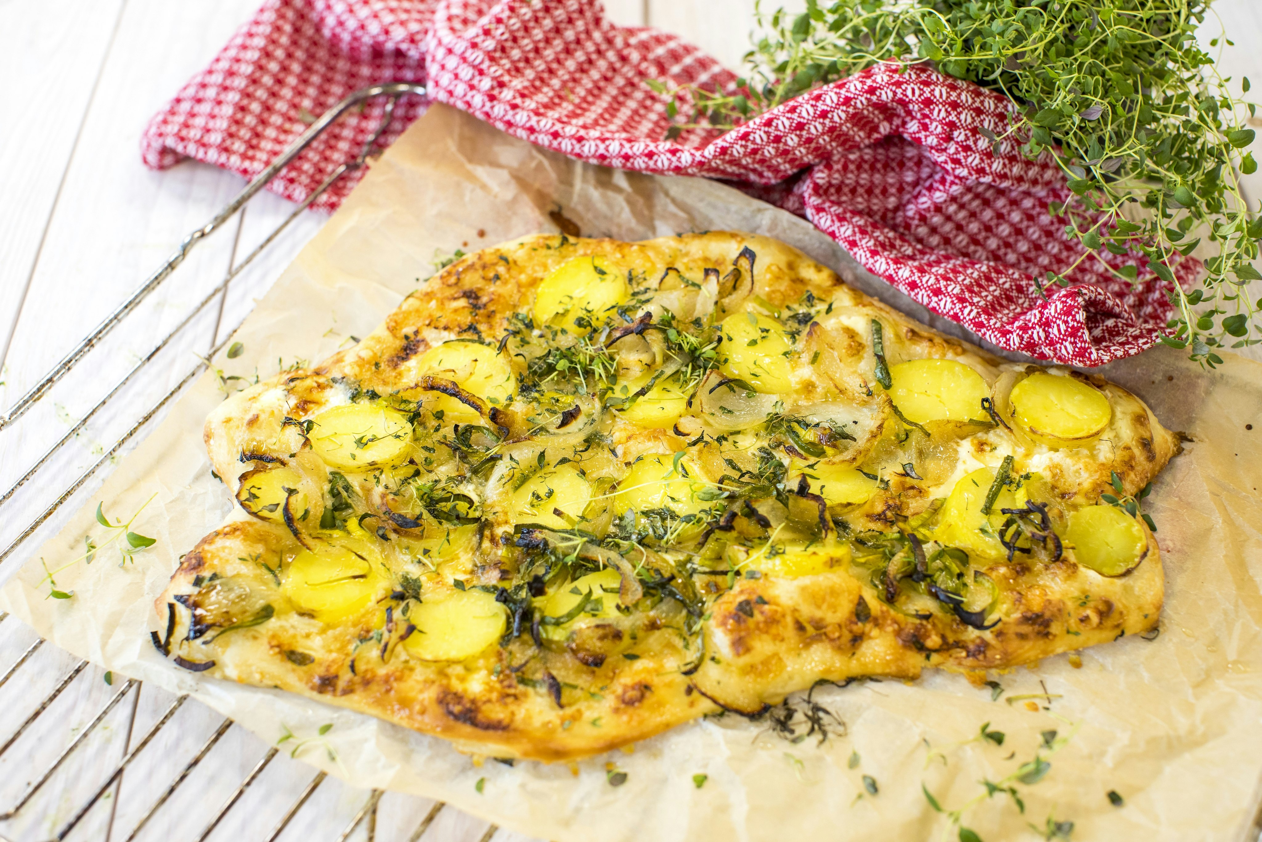 Pizza bianco med potatis och stekt lök