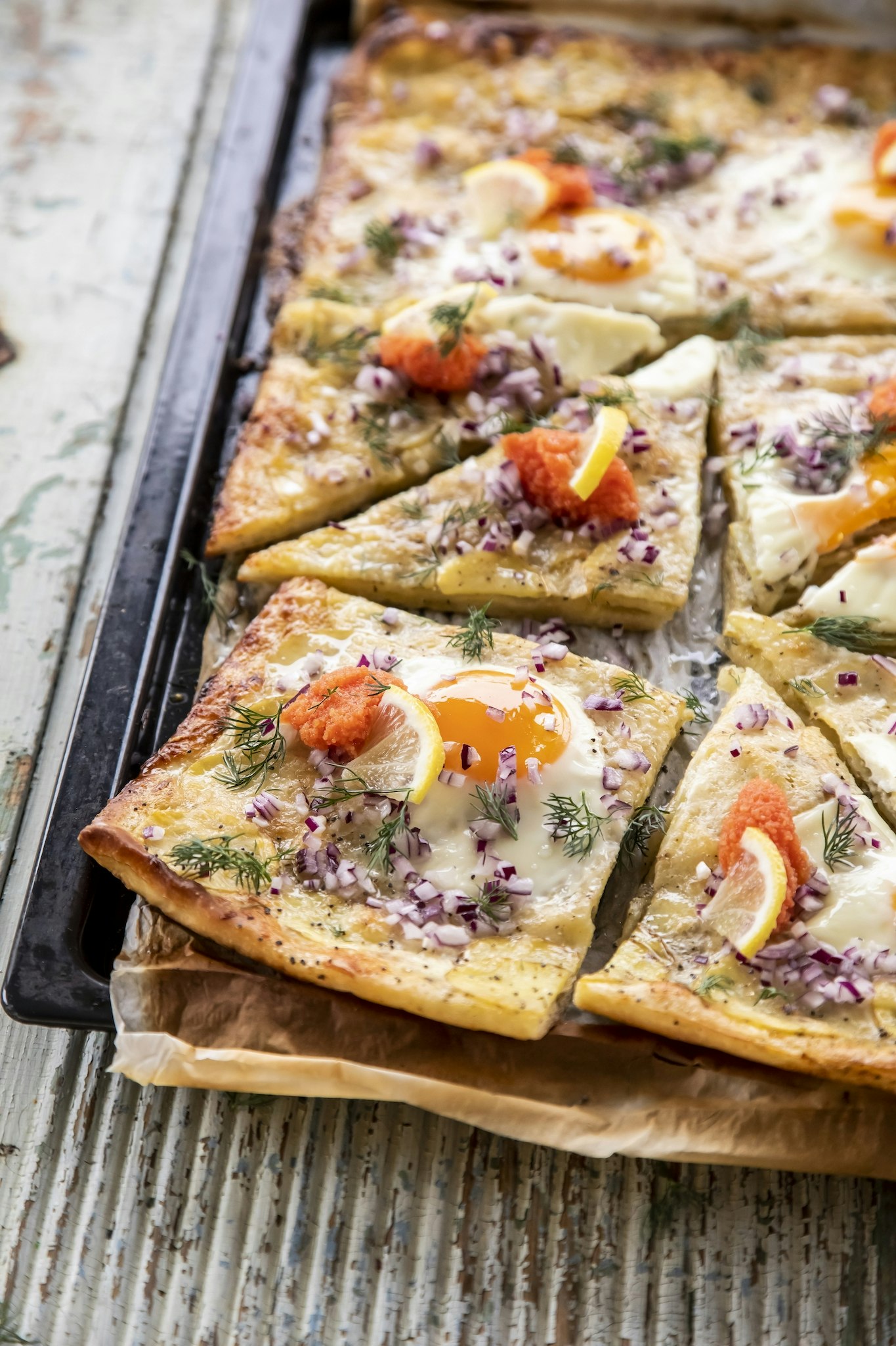 Pizza bianco med ägg, potatis och parmesan