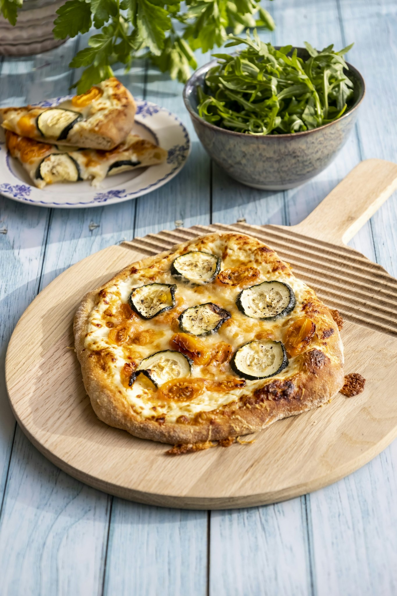 Pizza bianco med squash och tomater
