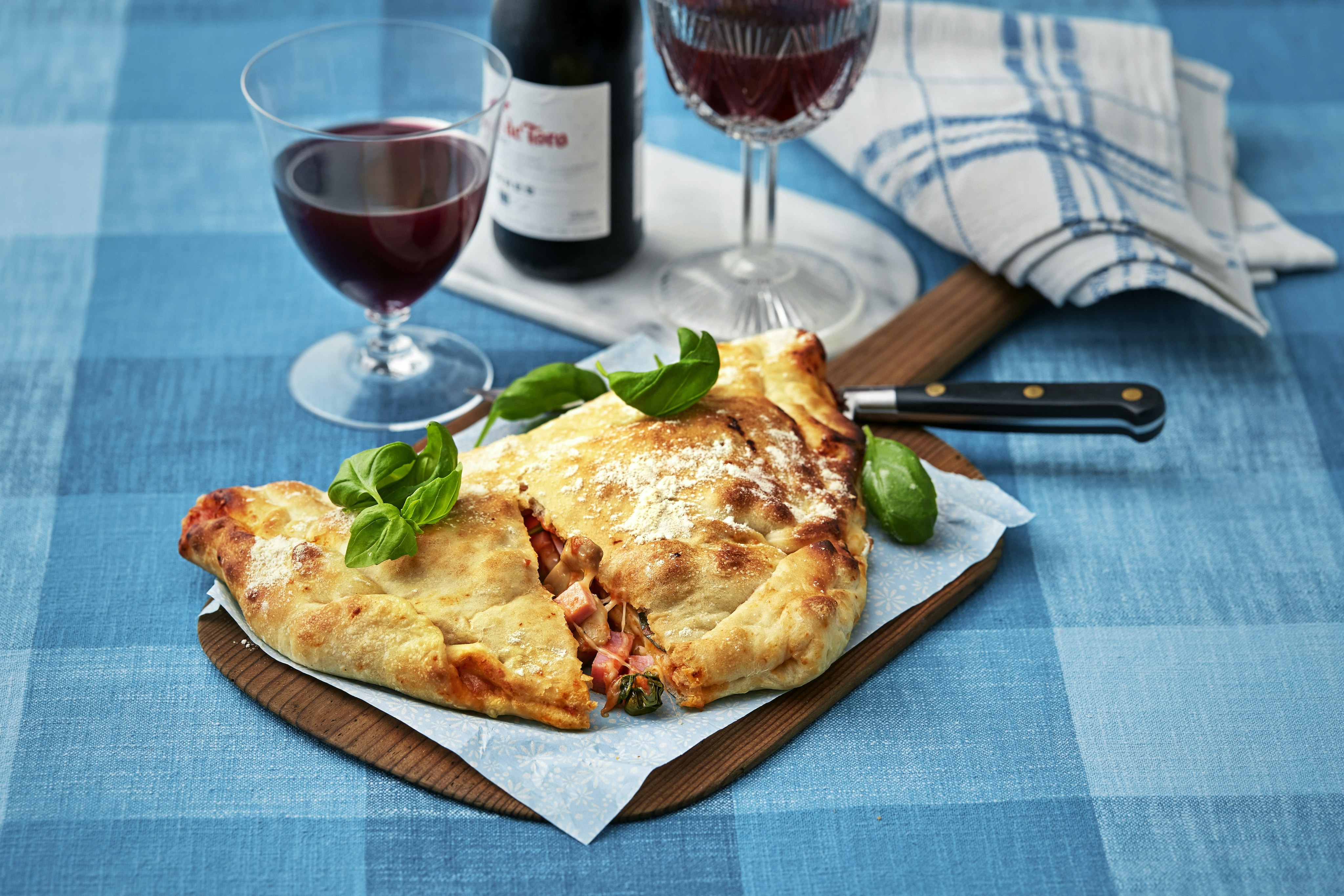 Pizza calzone med kassler,  svamp och mozzarella