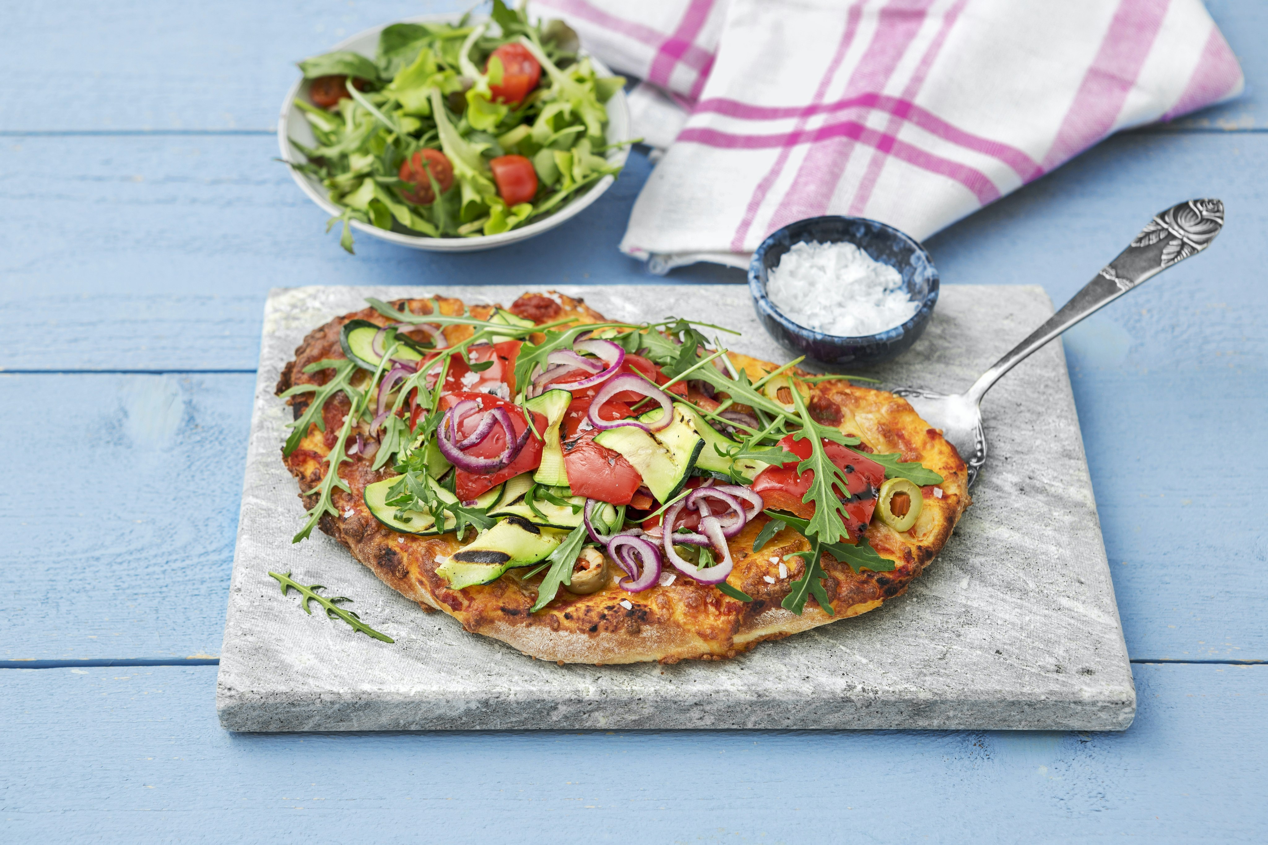 Pizza med grillade grönsaker och oliver