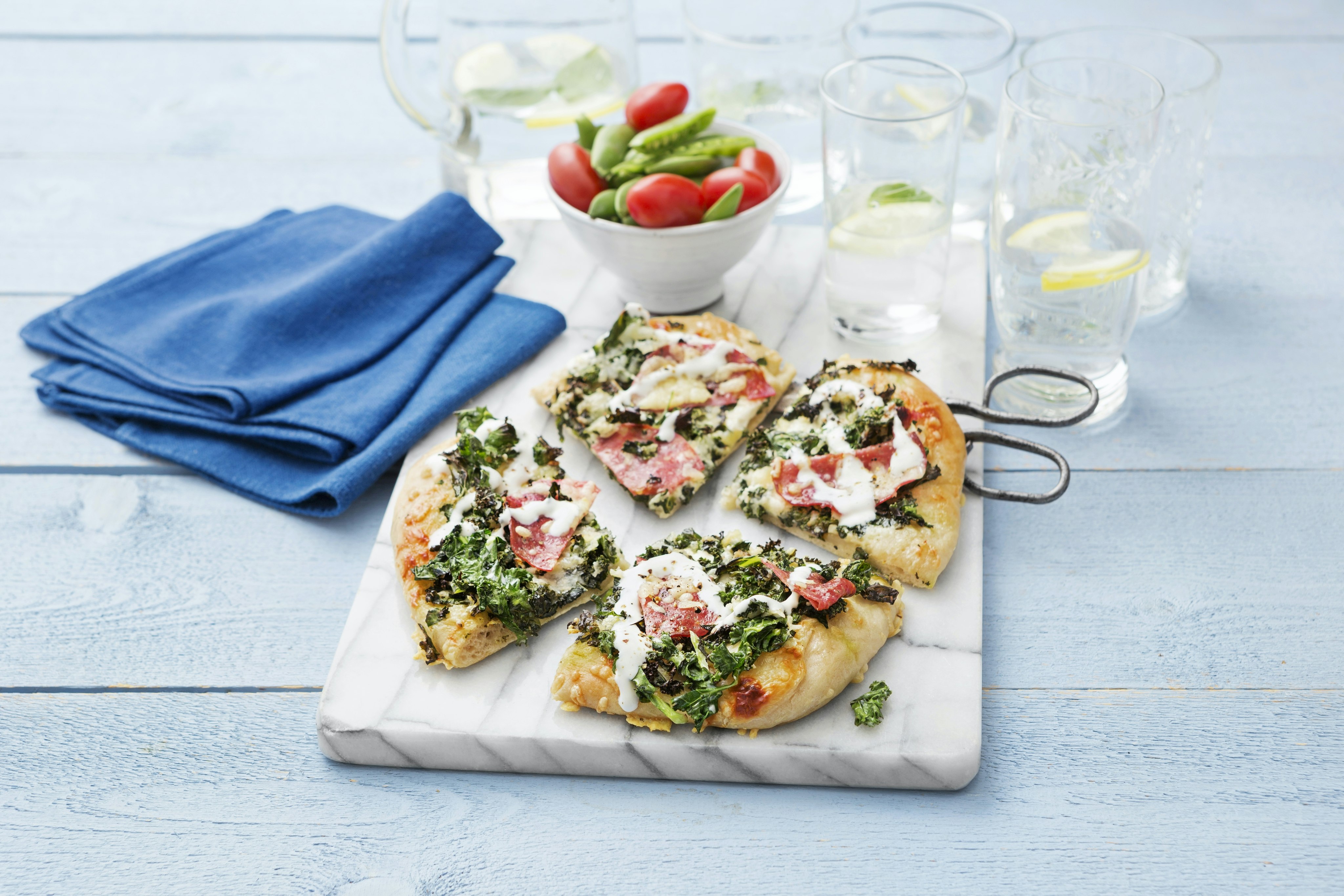 Pizza med grönkål, mascarpone och salami