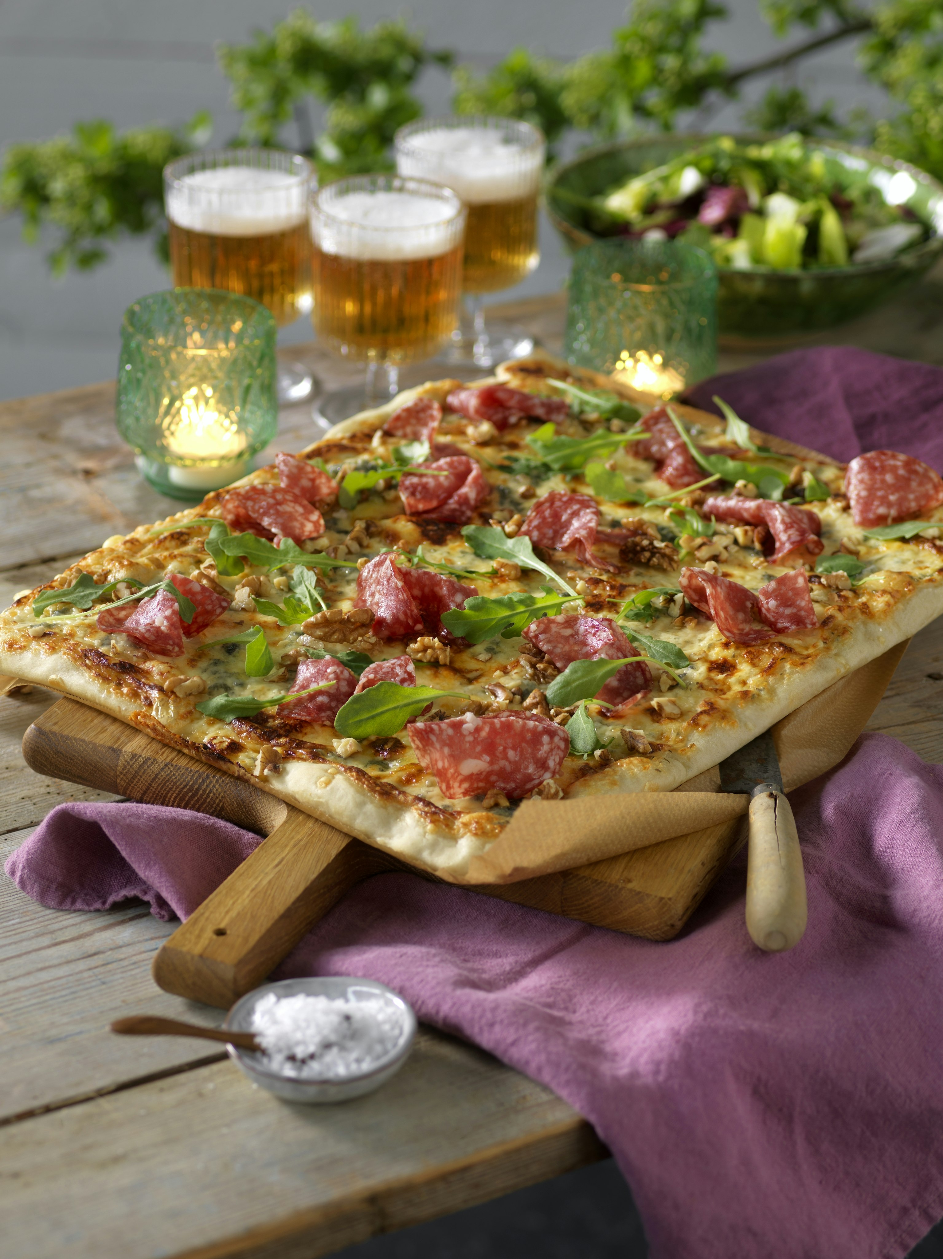 Pizza med salami och valnötter